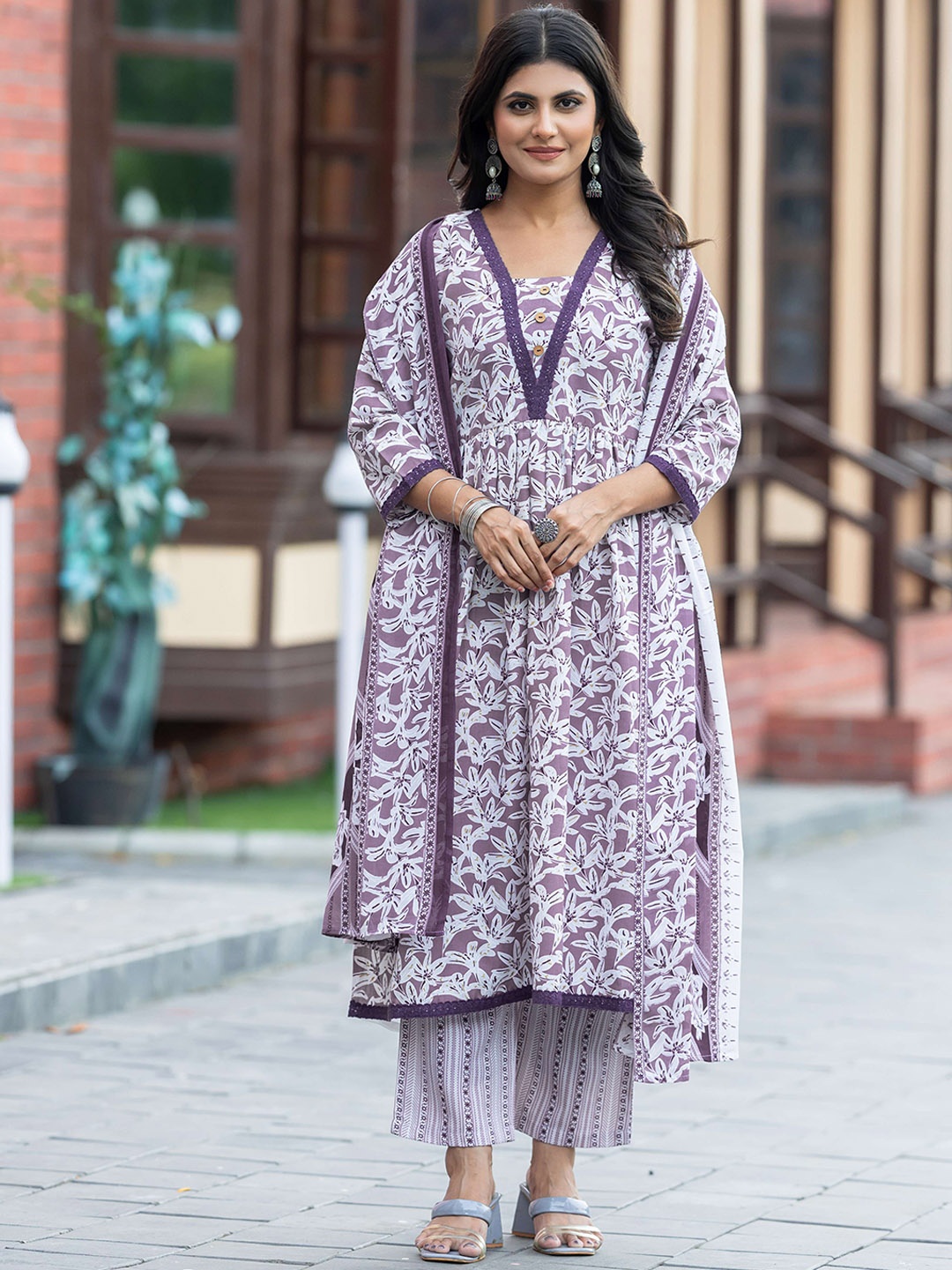 VORHIZA Floral Printed V-Neck Three-Quarter Sleeves Anarkali Kurta & Trouser & Dupatta, Purple
VORHIZA Floral Printed V-Neck Three-Quarter Sleeves Anarkali Kurta & Trouser & Dupatta, Purple