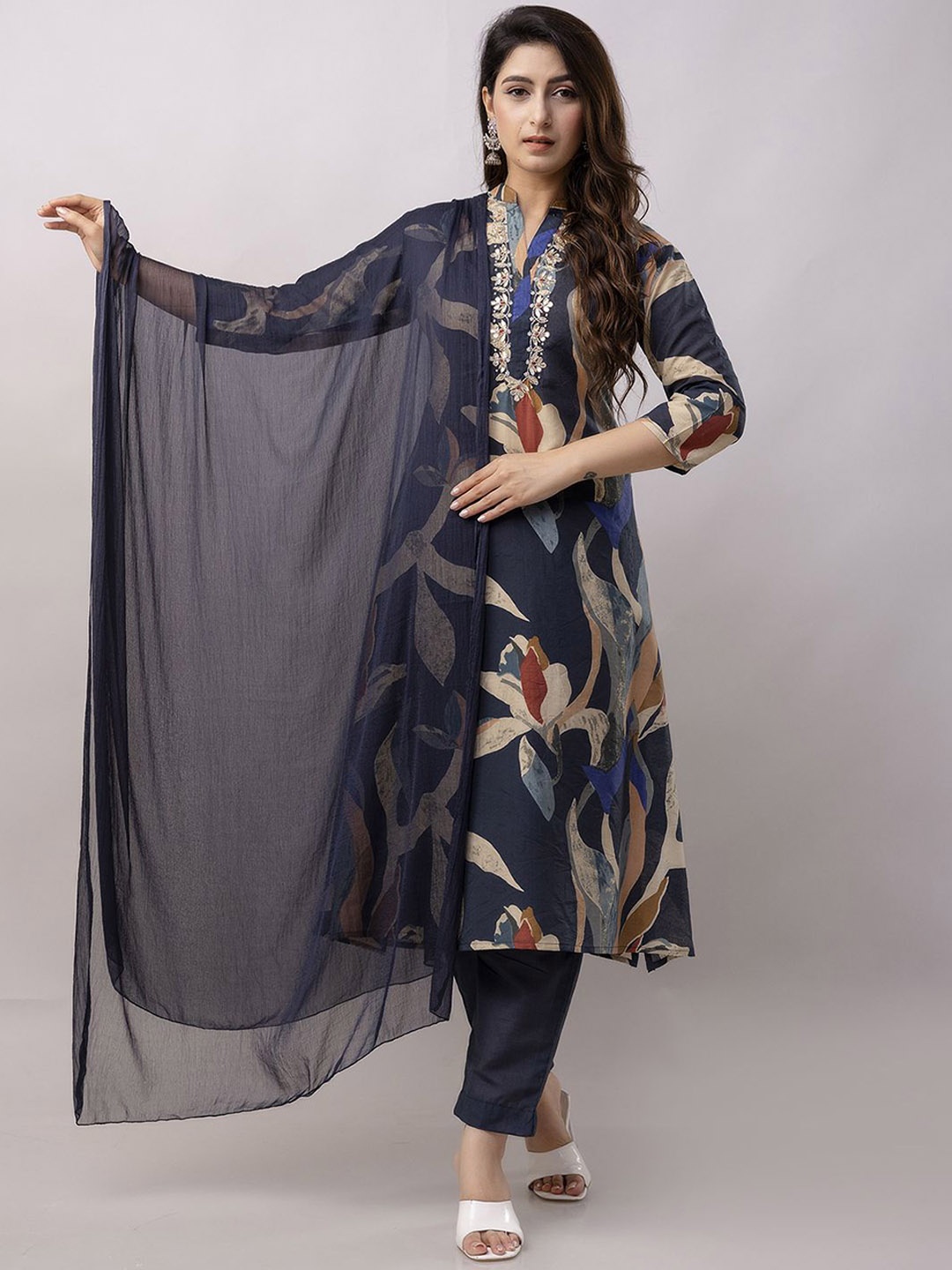 Aawari Floral Printed Regular Pure Silk Straight Kurta with Trousers & Dupatta, Blue
Aawari Floral Printed Regular Pure Silk Straight Kurta with Trousers & Dupatta, Blue