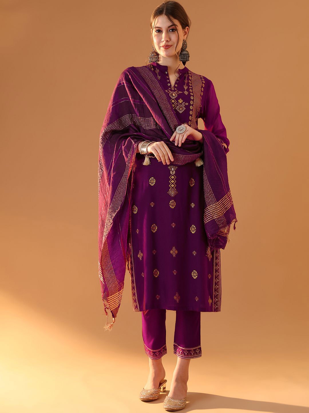 Tulsattva Geometric Printed Mandarin Collar Regular Kurta With Trouser With Dupatta, Violet
Tulsattva Geometric Printed Mandarin Collar Regular Kurta With Trouser With Dupatta, Violet