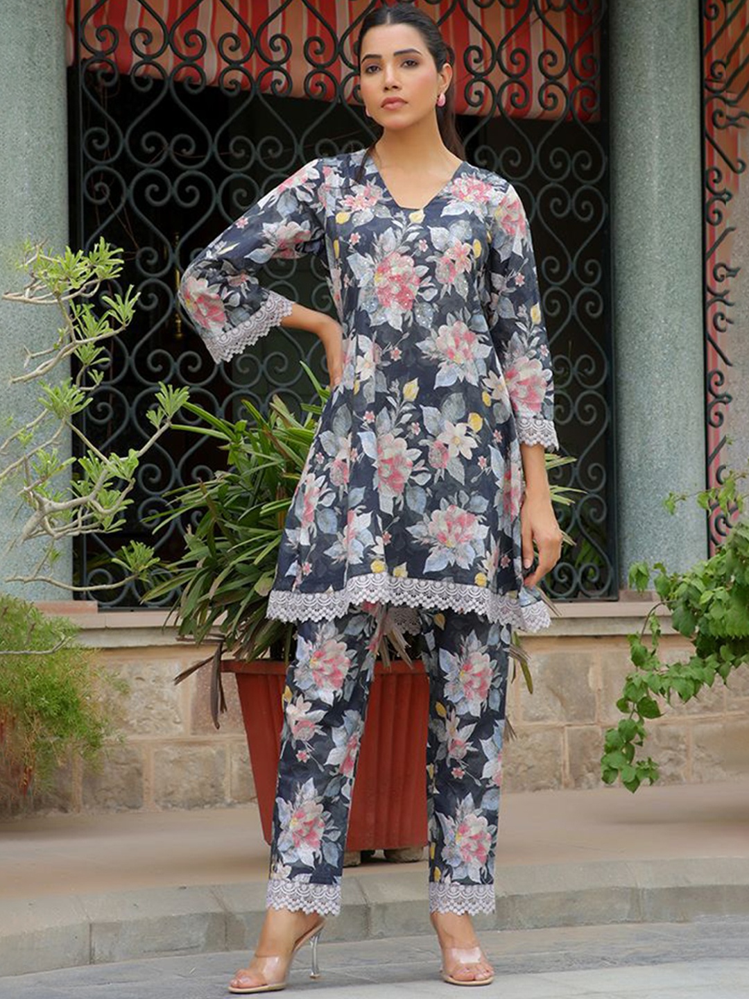 VAASVA JAIPUR Floral Printed V-Neck Flared Sleeves Pure Cotton Casual Tunic & Trousers, Black
VAASVA JAIPUR Floral Printed V-Neck Flared Sleeves Pure Cotton Casual Tunic & Trousers, Black
