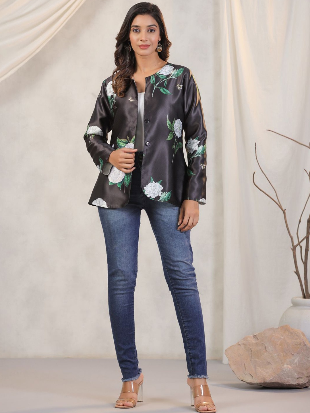 SANSKRUTIHOMES Women Collarless Floral Printed Satin Casual Open Front Jacket, Black
SANSKRUTIHOMES Women Collarless Floral Printed Satin Casual Open Front Jacket, Black