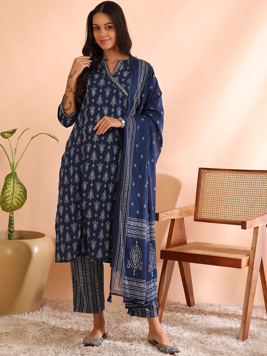 YASH GALLERY Ethnic Motifs Printed Regular A-Line Kurta With Trouser With Dupatta, Navy blue
YASH GALLERY Ethnic Motifs Printed Regular A-Line Kurta With Trouser With Dupatta, Navy blue