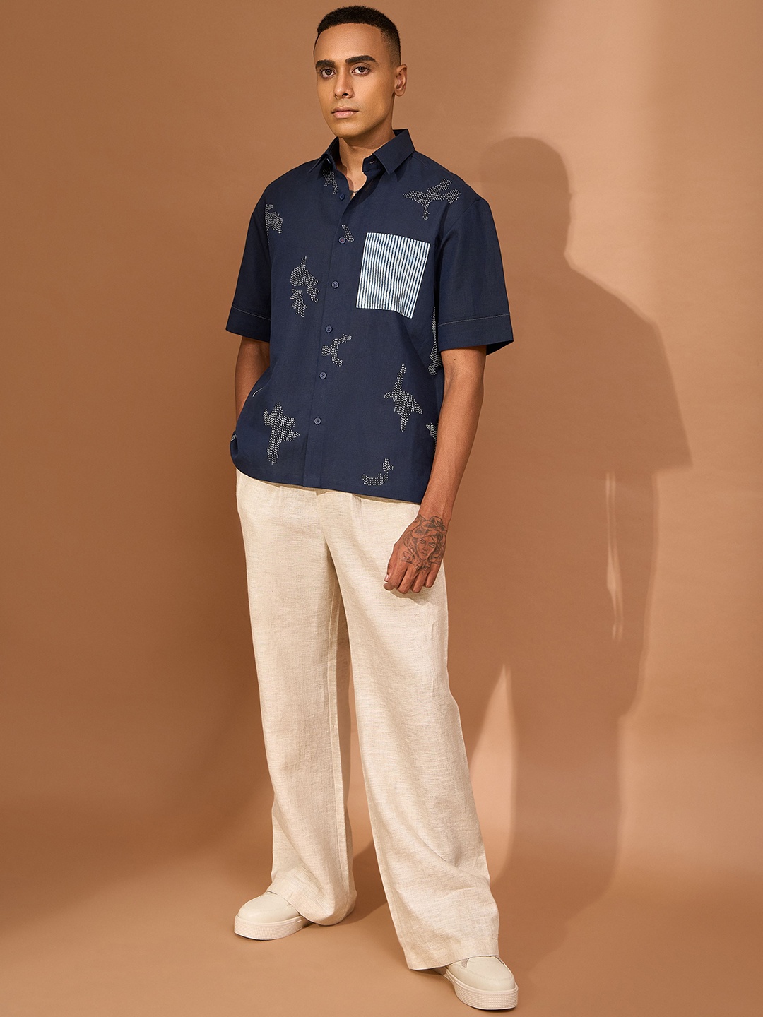 VIVEK KARUNAKARAN Men Spread Collar Graphic Printed Linen Boxy Casual Shirt, Navy blue
VIVEK KARUNAKARAN Men Spread Collar Graphic Printed Linen Boxy Casual Shirt, Navy blue