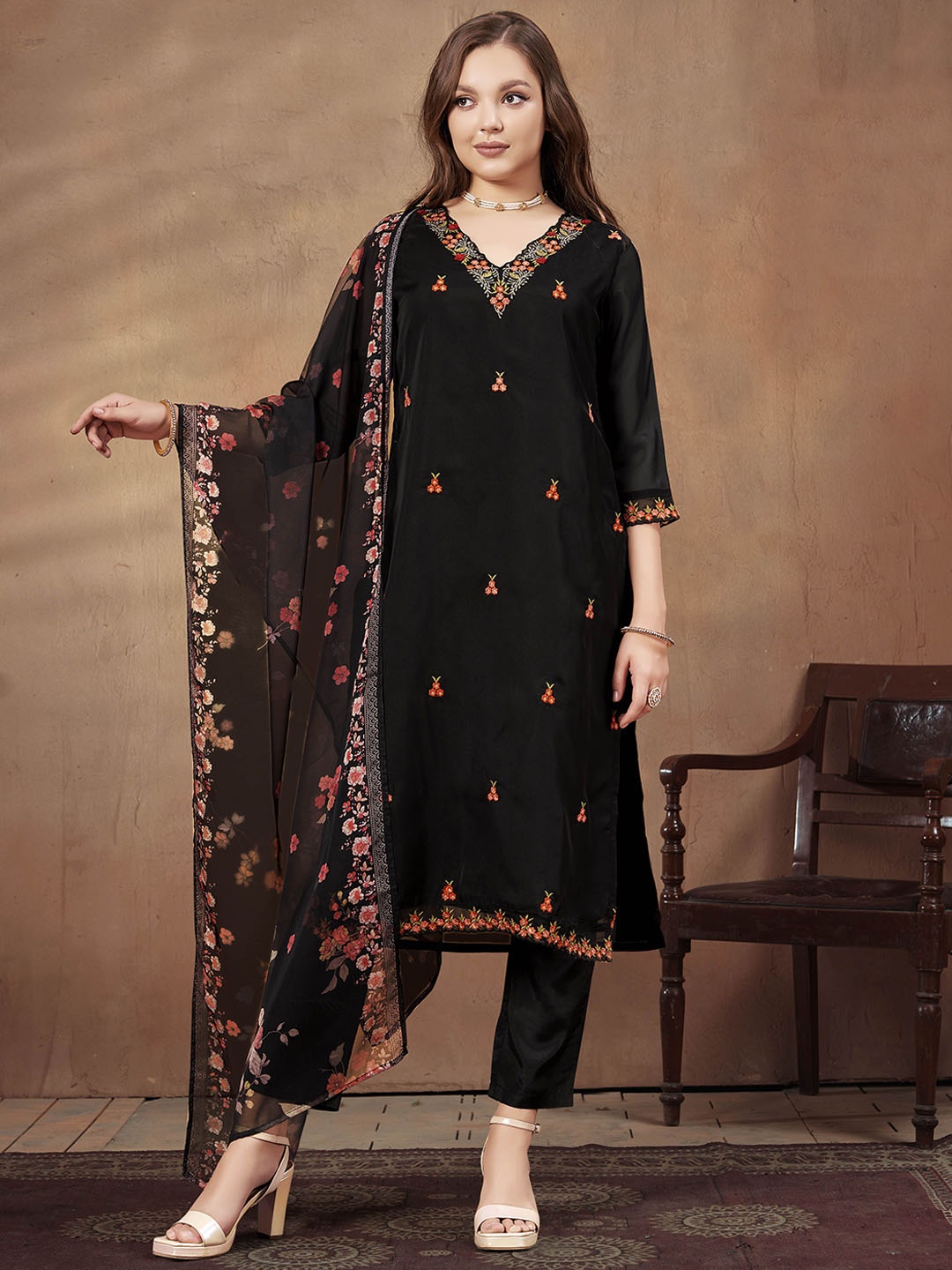 Anouk Floral Embroidered Regular Organza Straight Kurta with Trousers & Dupatta, Black
Anouk Floral Embroidered Regular Organza Straight Kurta with Trousers & Dupatta, Black