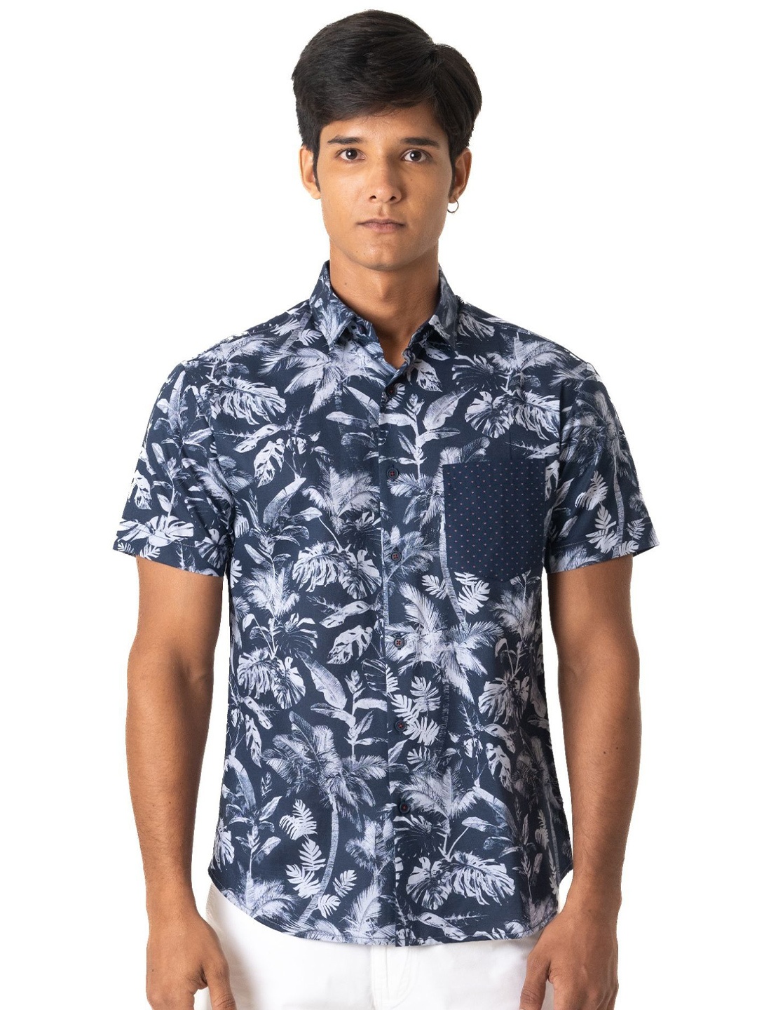 VIVEK KARUNAKARAN Men Spread Collar Floral Printed Cotton Slim Fit Casual Shirt, Navy blue
VIVEK KARUNAKARAN Men Spread Collar Floral Printed Cotton Slim Fit Casual Shirt, Navy blue