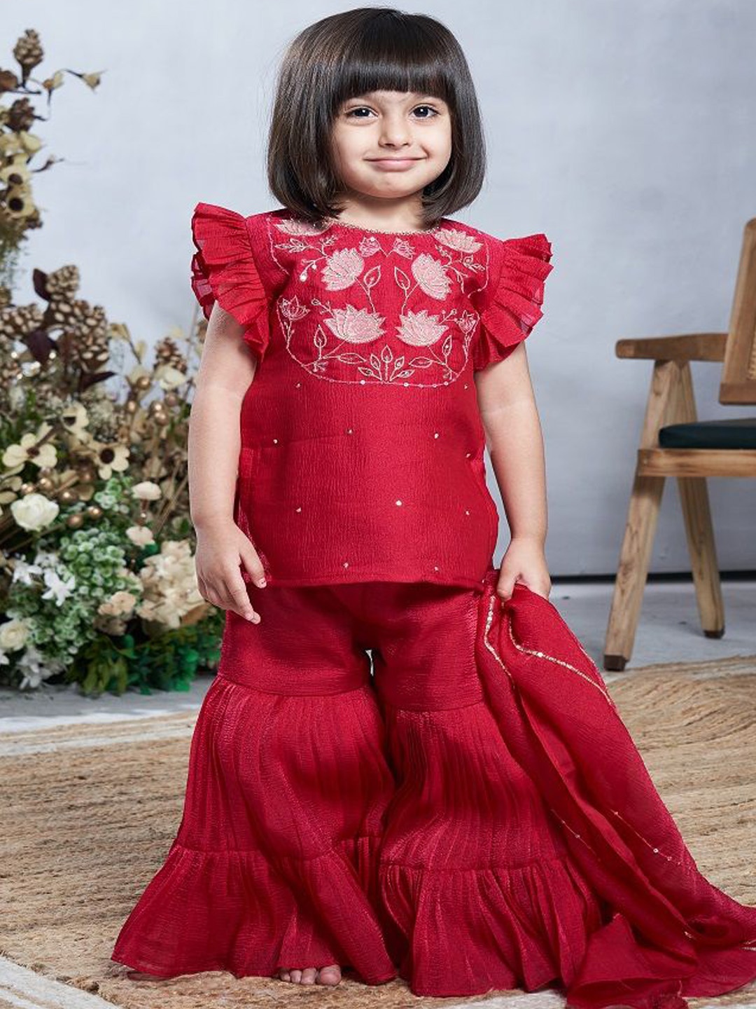 Vivedkids Girls Floral Embroidered Regular Thread Work Kurti with Sharara & With Dupatta, Pink
Vivedkids Girls Floral Embroidered Regular Thread Work Kurti with Sharara & With Dupatta, Pink