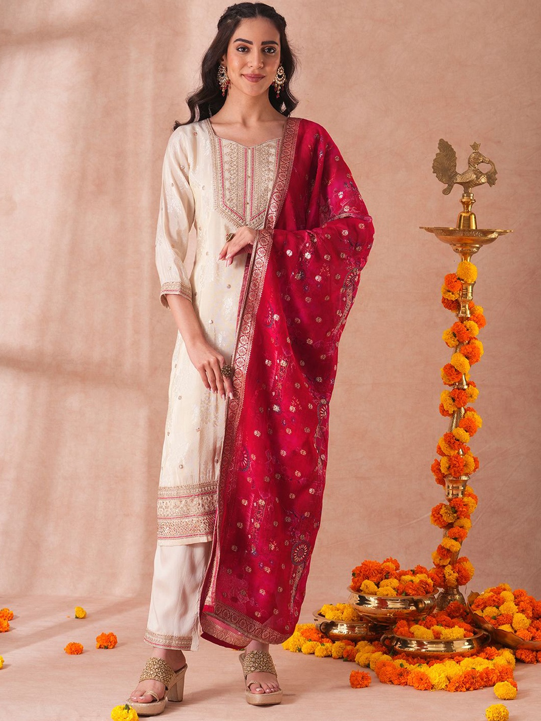 FASHOR Cream Coloured Floral Embroidered V-Neck Straight Kurta with Trousers & Dupatta
FASHOR Cream Coloured Floral Embroidered V-Neck Straight Kurta with Trousers & Dupatta