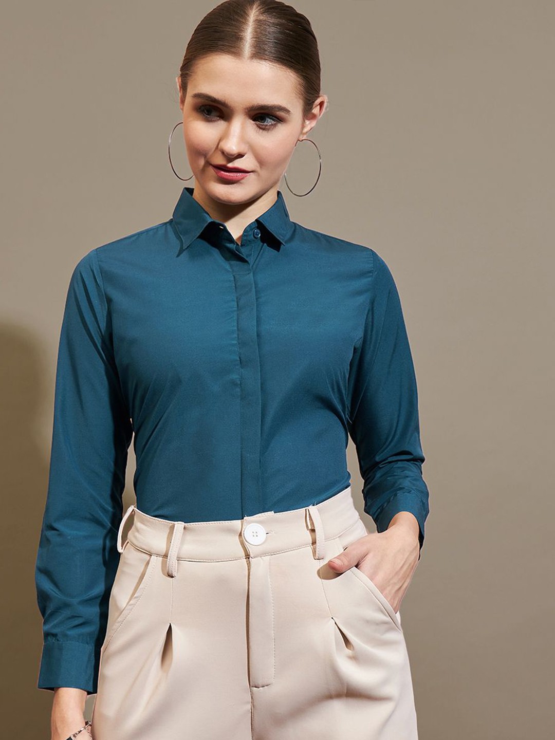 The Roadster Lifestyle Co. Women Cutaway Collar Solid Slim Fit Formal Shirt, Turquoise blue
The Roadster Lifestyle Co. Women Cutaway Collar Solid Slim Fit Formal Shirt, Turquoise blue