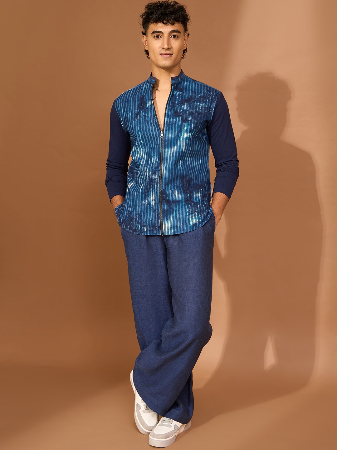 VIVEK KARUNAKARAN Men Band Collar Abstract Printed Cotton Slim Fit Casual Shirt, Blue
VIVEK KARUNAKARAN Men Band Collar Abstract Printed Cotton Slim Fit Casual Shirt, Blue