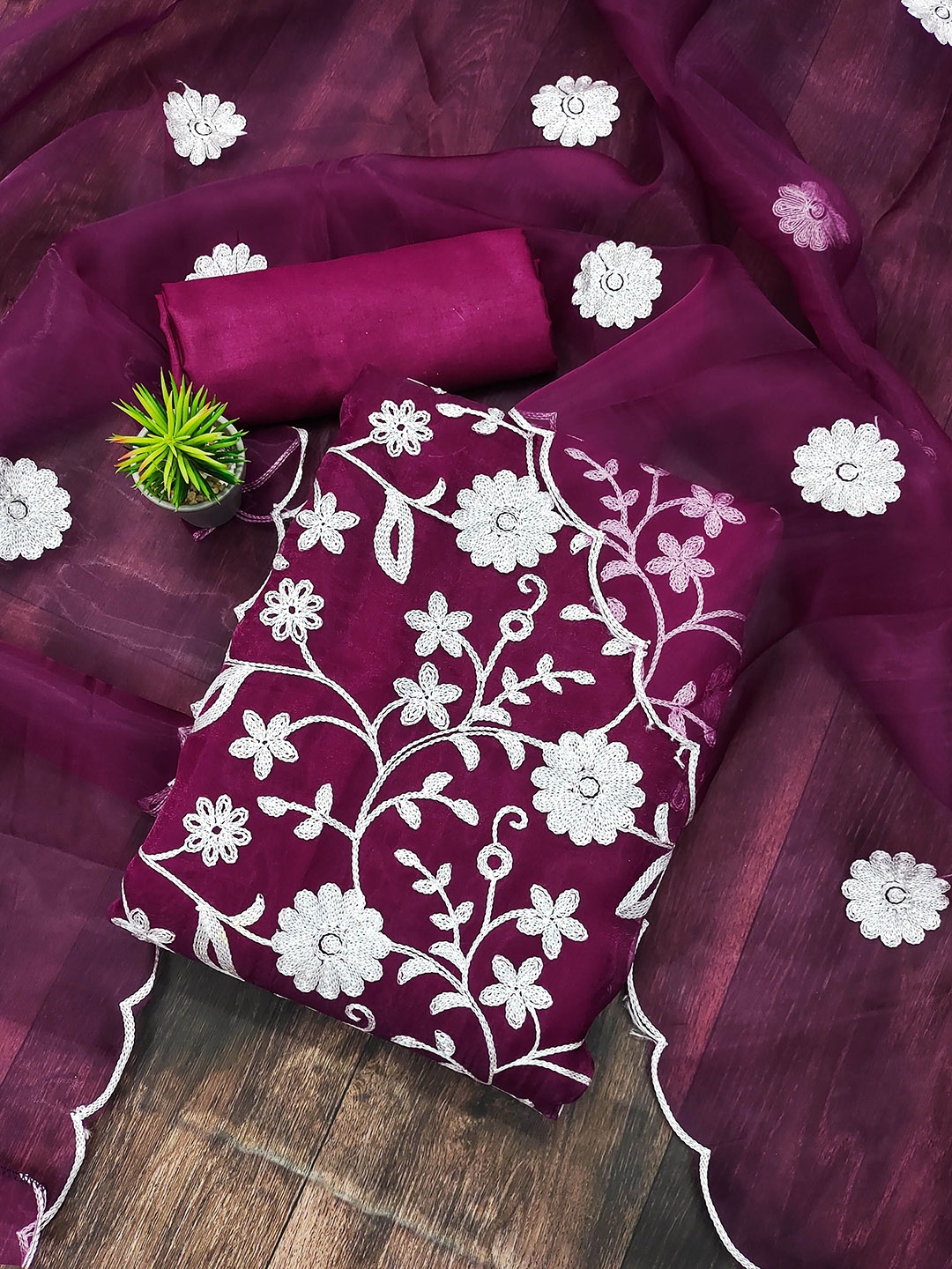 Maroosh Floral Embroidered Thread Work Organza Unstitched Dress Material, Magenta
Maroosh Floral Embroidered Thread Work Organza Unstitched Dress Material, Magenta
