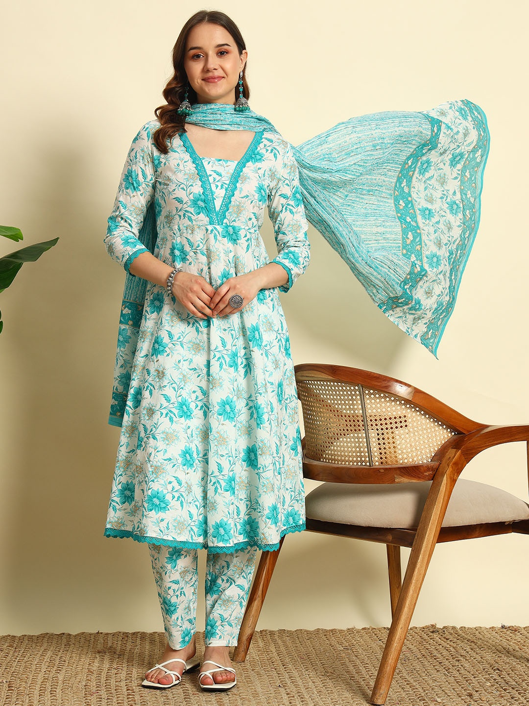 IkDaiya Floral Printed Square Neck Pure Cotton A-Line Kurta with Trouser & Dupatta, Blue
IkDaiya Floral Printed Square Neck Pure Cotton A-Line Kurta with Trouser & Dupatta, Blue