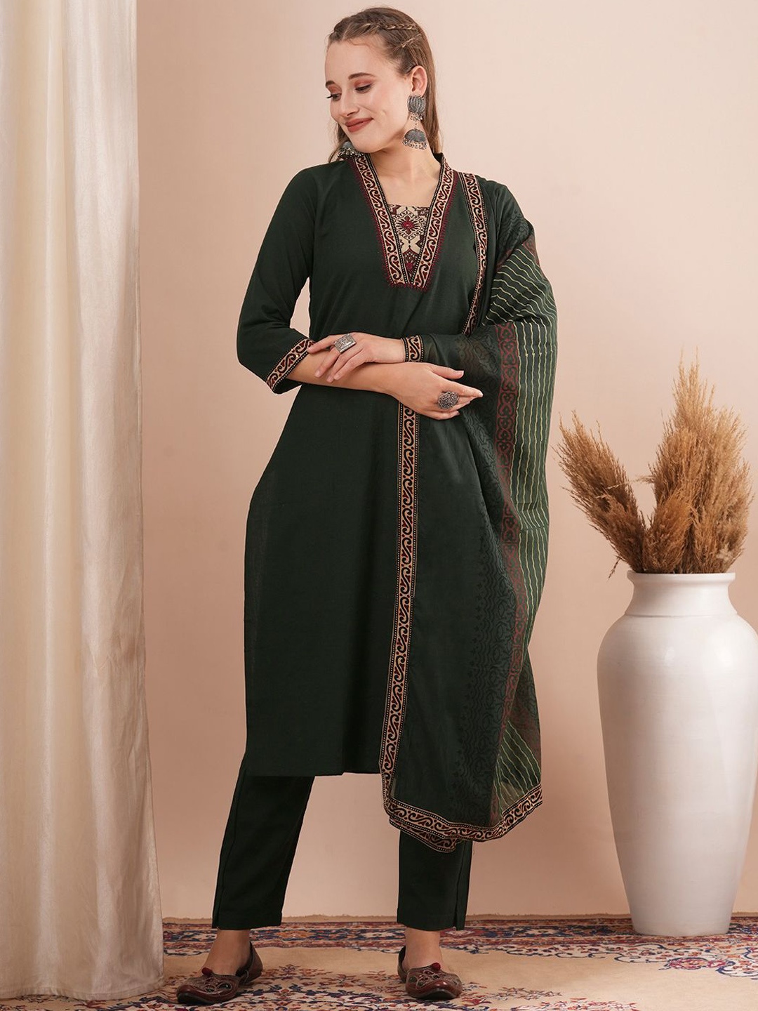 FASHOR Ethnic Motifs Embroidered Kantha Work Straight Kurta With Trousers & Dupatta, Green
FASHOR Ethnic Motifs Embroidered Kantha Work Straight Kurta With Trousers & Dupatta, Green