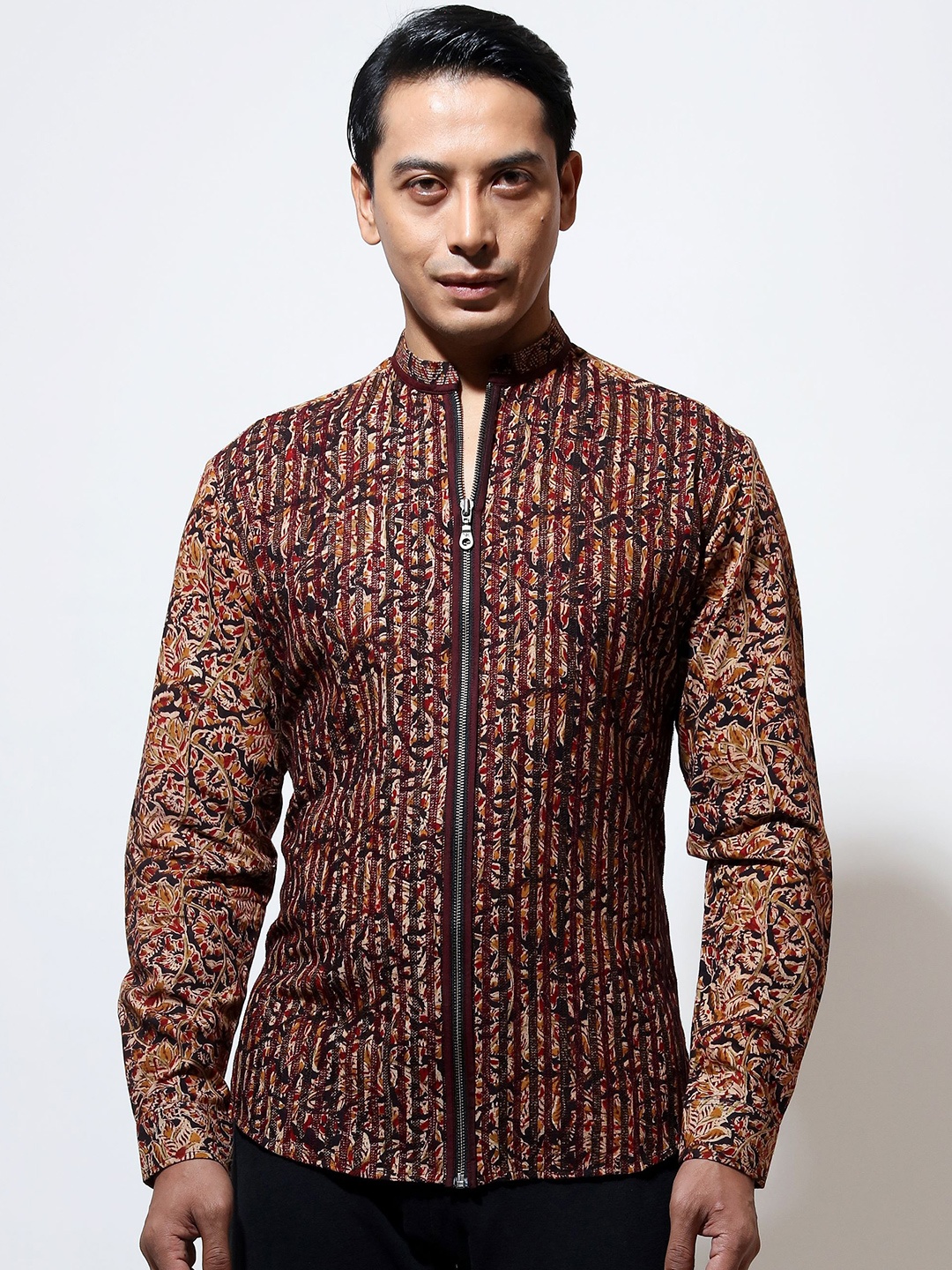 VIVEK KARUNAKARAN Men Band Collar Floral Printed Cotton Slim Fit Casual Shirt, Black
VIVEK KARUNAKARAN Men Band Collar Floral Printed Cotton Slim Fit Casual Shirt, Black