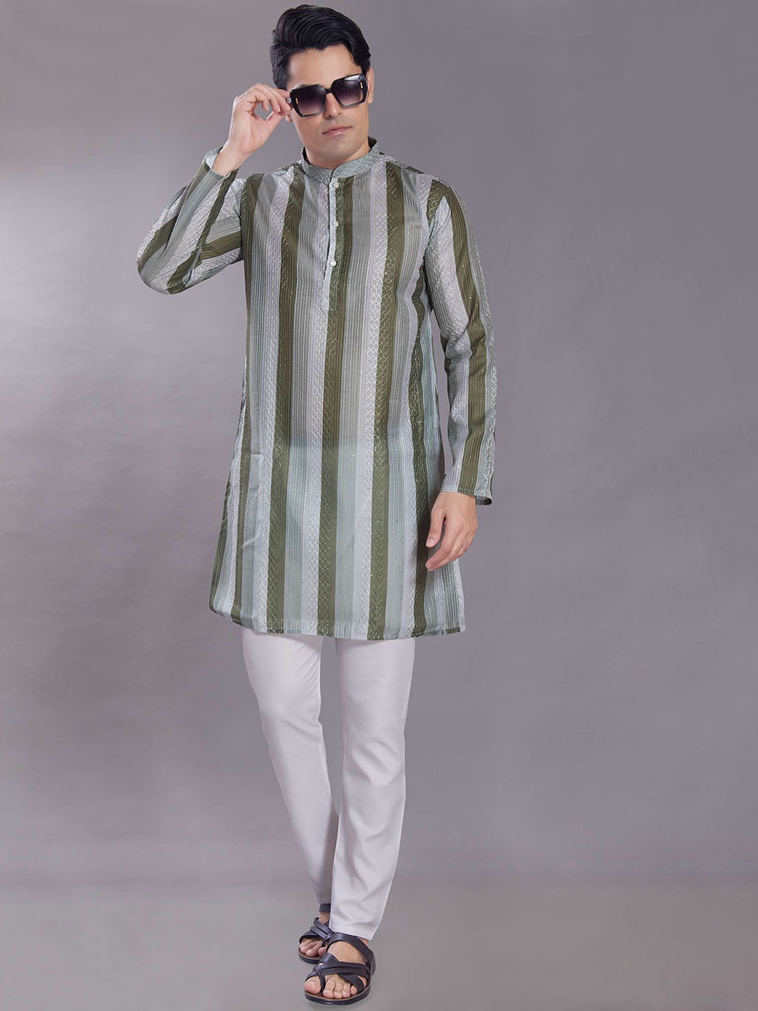 DIVISIVE Striped Embroidered Thread Work & Sequinned Mandarin Collar Straight Kurta, Green
DIVISIVE Striped Embroidered Thread Work & Sequinned Mandarin Collar Straight Kurta, Green