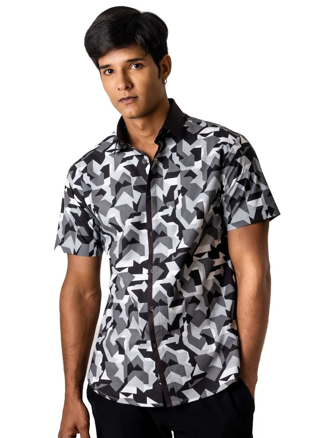 VIVEK KARUNAKARAN Men Spread Collar Abstract Printed Cotton Slim Fit Casual Shirt, Grey
VIVEK KARUNAKARAN Men Spread Collar Abstract Printed Cotton Slim Fit Casual Shirt, Grey
