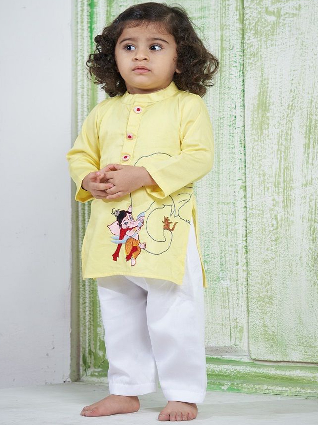 Vivedkids Boys Ethnic Motifs Embroidered Regular Thread Work Pure Cotton Kurta with Trousers, Yellow
Vivedkids Boys Ethnic Motifs Embroidered Regular Thread Work Pure Cotton Kurta with Trousers, Yellow