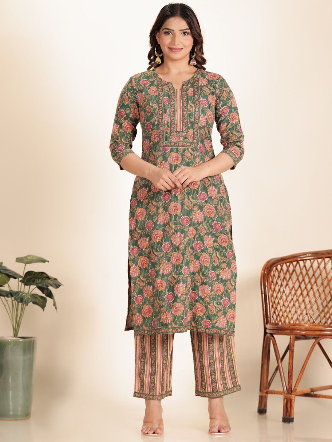 Aramya Floral Printed Round Neck Three-Quarter Sleeves Pure Cotton Kurta & Trouser, Green
Aramya Floral Printed Round Neck Three-Quarter Sleeves Pure Cotton Kurta & Trouser, Green