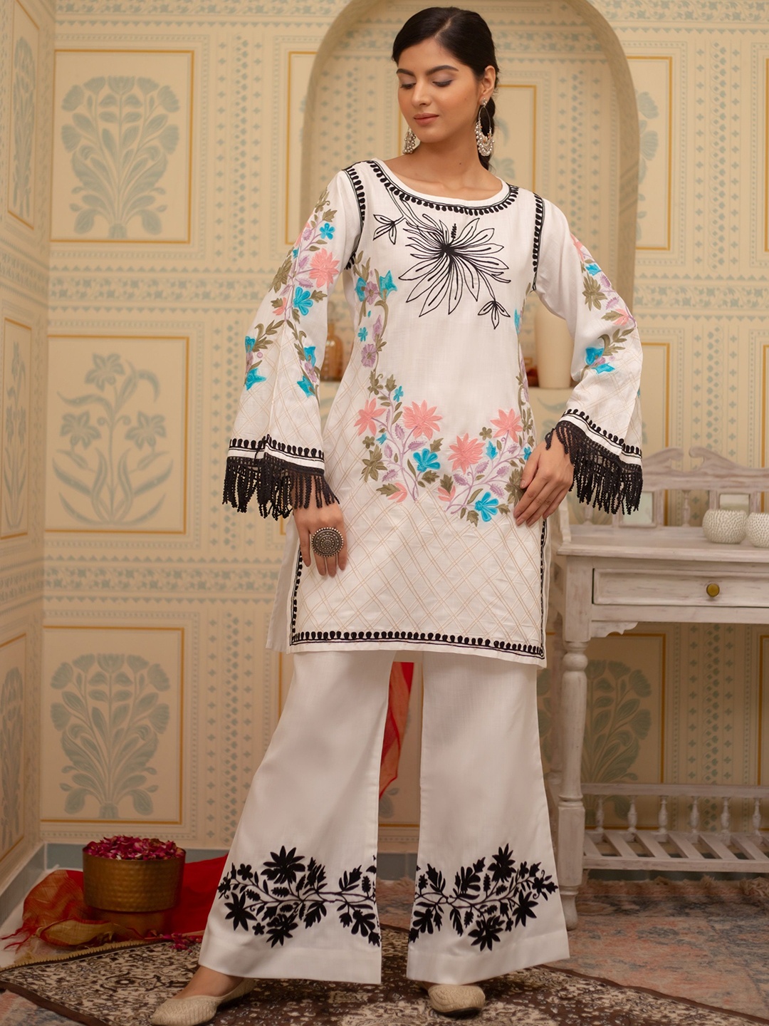 HOUSE OF KARI Floral Embroidered Round Neck Thread Work Straight Kurta With Trousers, White
HOUSE OF KARI Floral Embroidered Round Neck Thread Work Straight Kurta With Trousers, White
