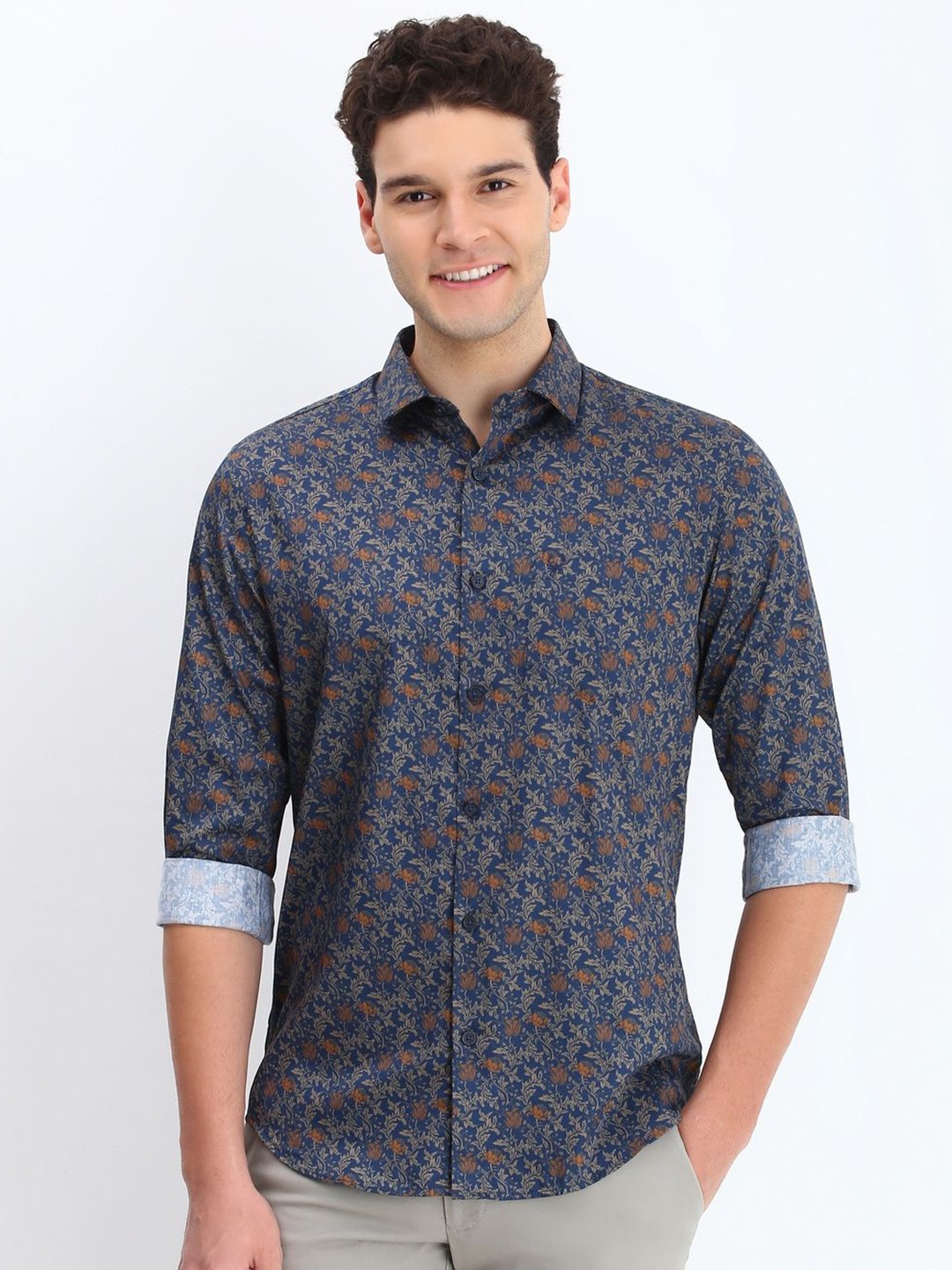 Allen Solly Men Spread Collar Floral Printed Cotton Slim Fit Casual Shirt, Navy blue
Allen Solly Men Spread Collar Floral Printed Cotton Slim Fit Casual Shirt, Navy blue