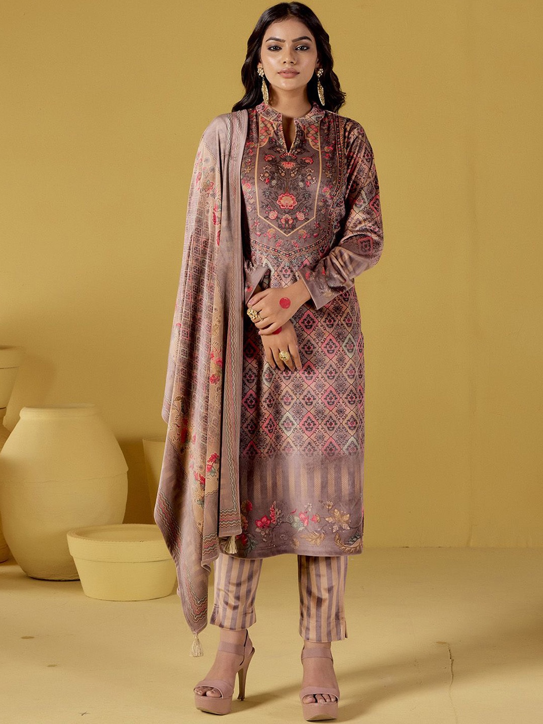 Jaipur Kurti Ethnic Motifs Printed Mandarin Collar Velvet Kurta With Trousers & Dupatta, Beige
Jaipur Kurti Ethnic Motifs Printed Mandarin Collar Velvet Kurta With Trousers & Dupatta, Beige