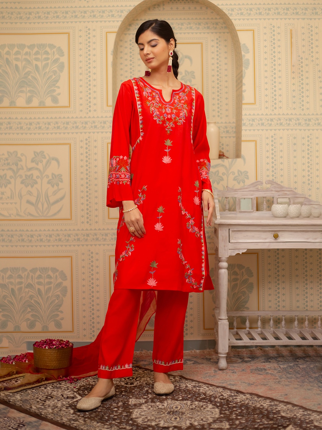 HOUSE OF KARI Floral Embroidered Notched Neck Thread Work Straight Kurta with Trousers, Red
HOUSE OF KARI Floral Embroidered Notched Neck Thread Work Straight Kurta with Trousers, Red