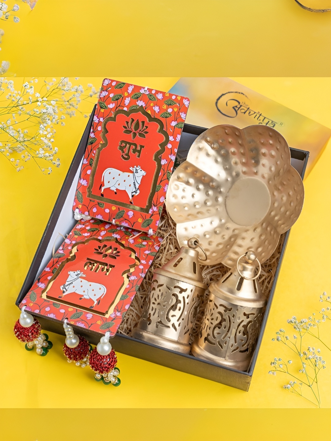The Advitya Metal Urli with Moroccan Lantern & Red ShubhLabh Pichwai Wall Hanging Gift Set, Gold
The Advitya Metal Urli with Moroccan Lantern & Red ShubhLabh Pichwai Wall Hanging Gift Set, Gold