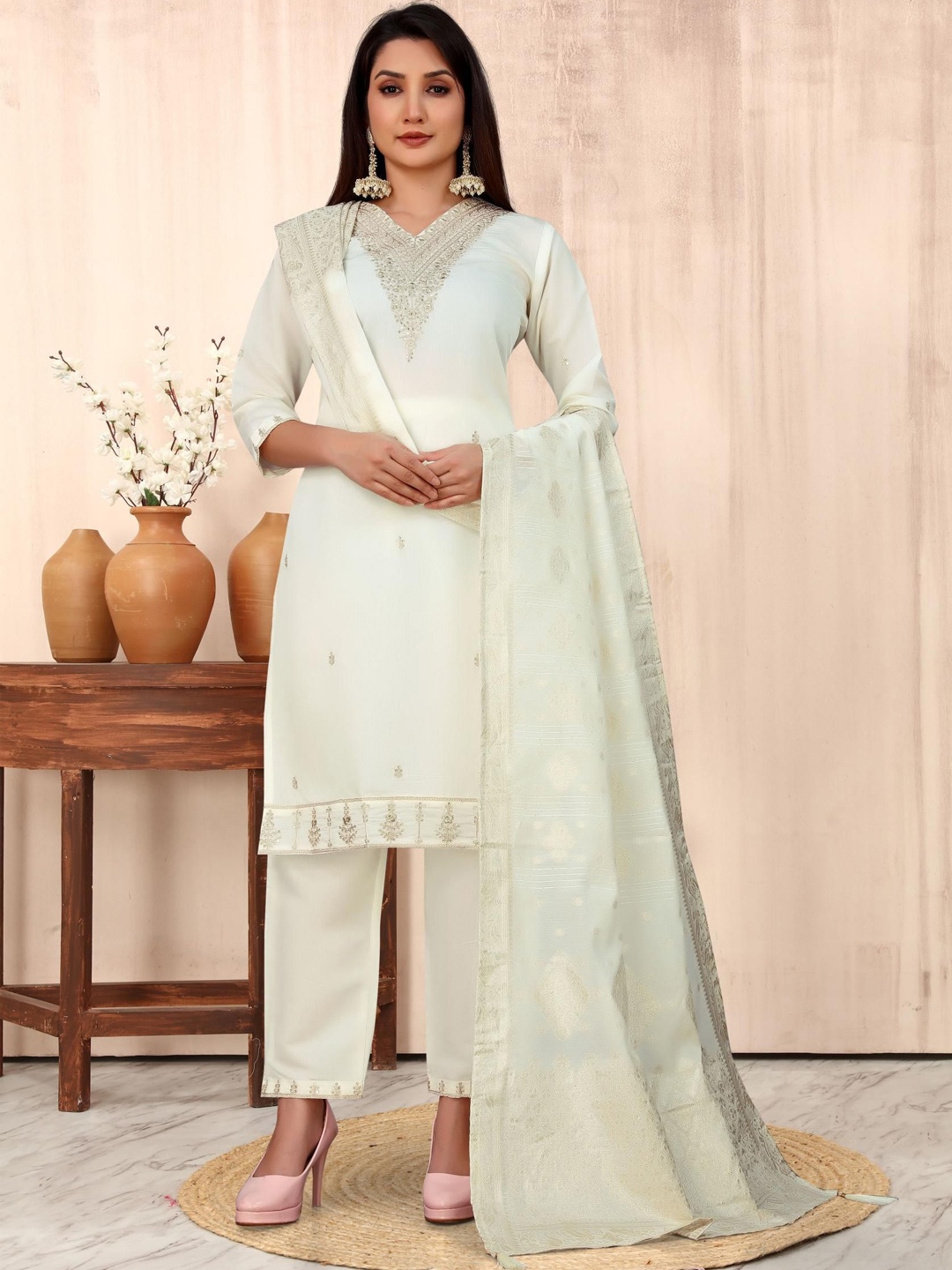 THE52 Floral Embroidered Regular Sequinned Straight Kurta With Trouser With Dupatta, Gold
THE52 Floral Embroidered Regular Sequinned Straight Kurta With Trouser With Dupatta, Gold