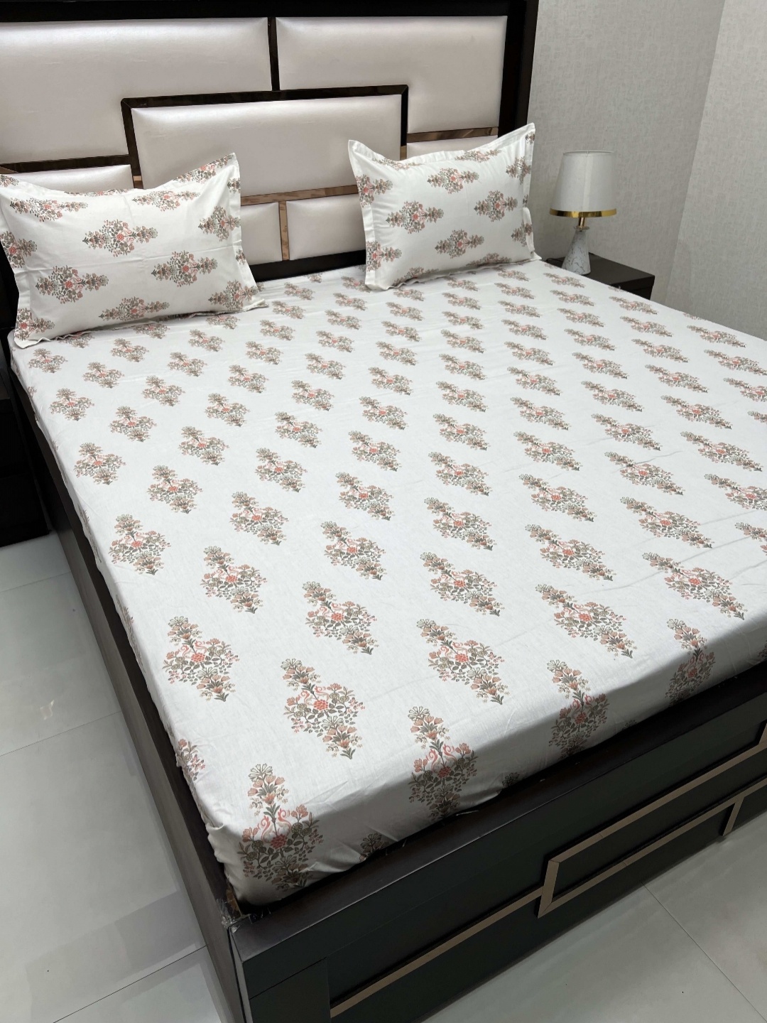 Pure Decor Sapphire White & Green Printed 400 TC Cotton King Bedsheet with 2 Pillow Covers
Pure Decor Sapphire White & Green Printed 400 TC Cotton King Bedsheet with 2 Pillow Covers
