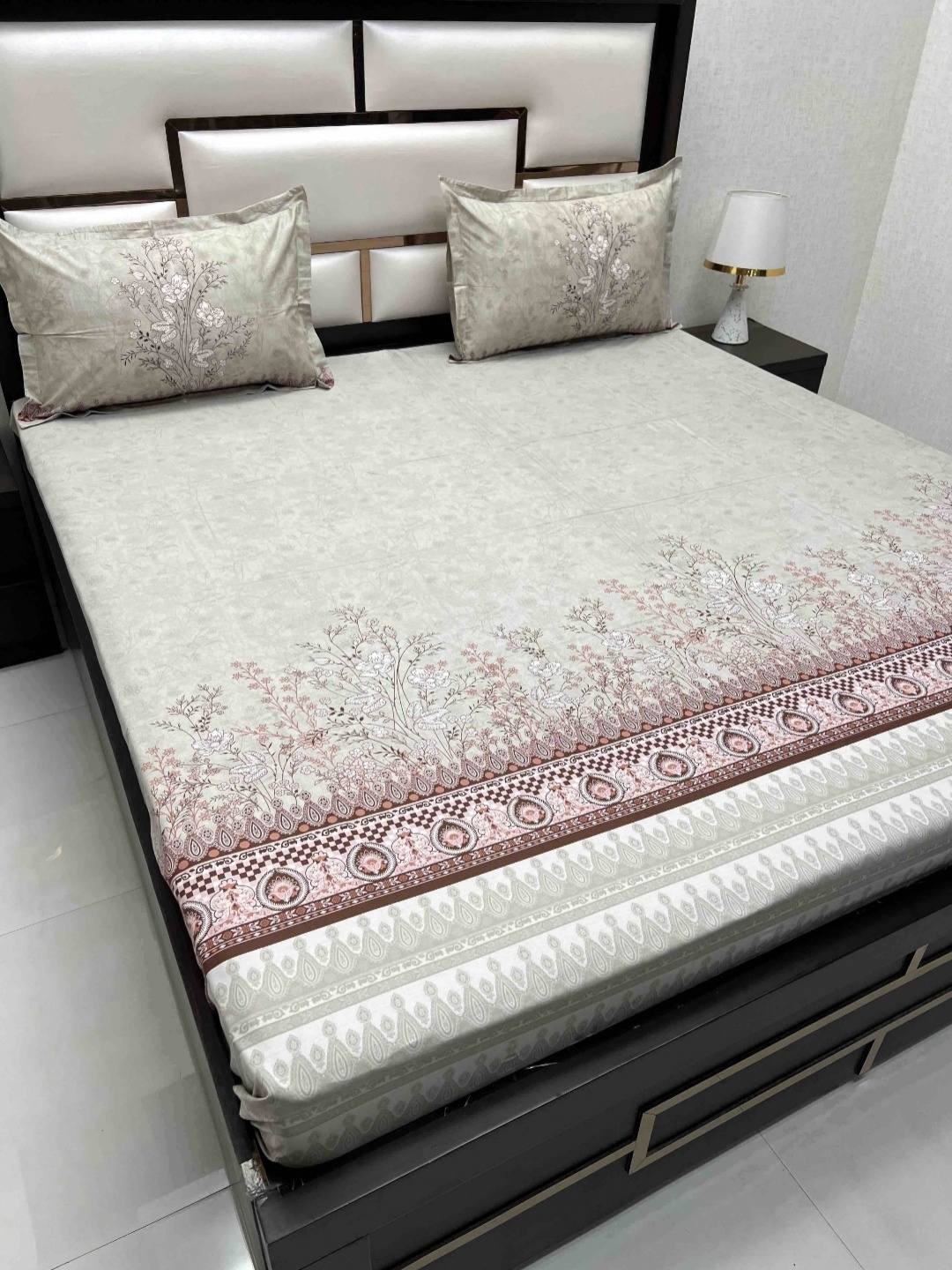Pure Decor Lifestyle Beige & White Floral 300 TC Cotton King Bedsheet With 2 Pillow Covers
Pure Decor Lifestyle Beige & White Floral 300 TC Cotton King Bedsheet With 2 Pillow Covers