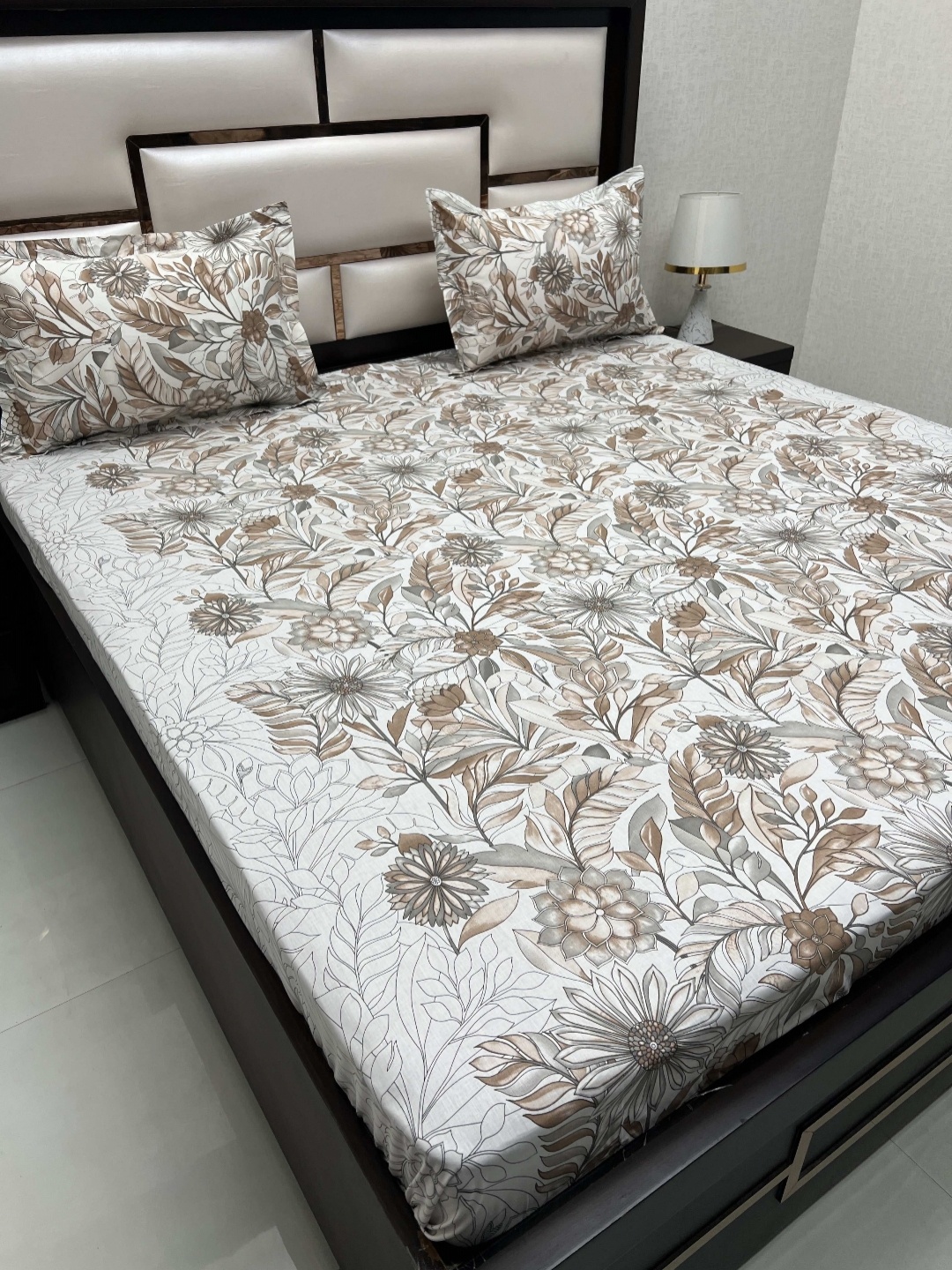Pure Decor Villa Brown & White Printed 400 TC Cotton King Bedsheet with 2 Pillow Covers
Pure Decor Villa Brown & White Printed 400 TC Cotton King Bedsheet with 2 Pillow Covers
