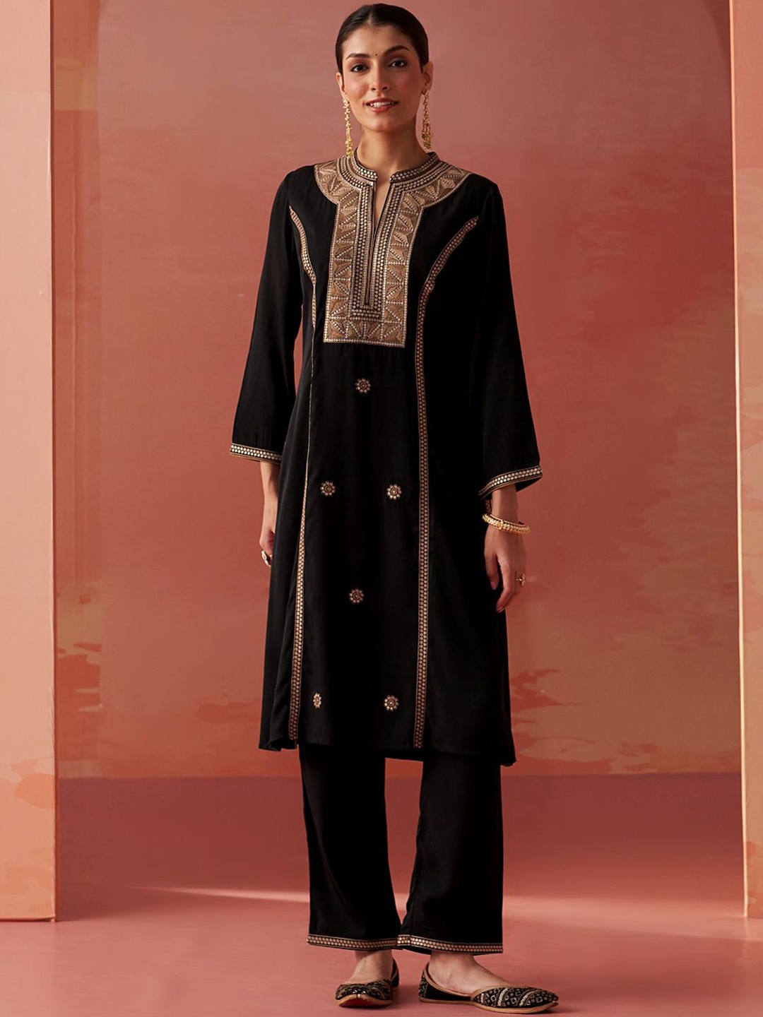 Lakshita Floral Embroidered Mandarin Collar Sequinned Straight Kurta With Trousers, Black
Lakshita Floral Embroidered Mandarin Collar Sequinned Straight Kurta With Trousers, Black