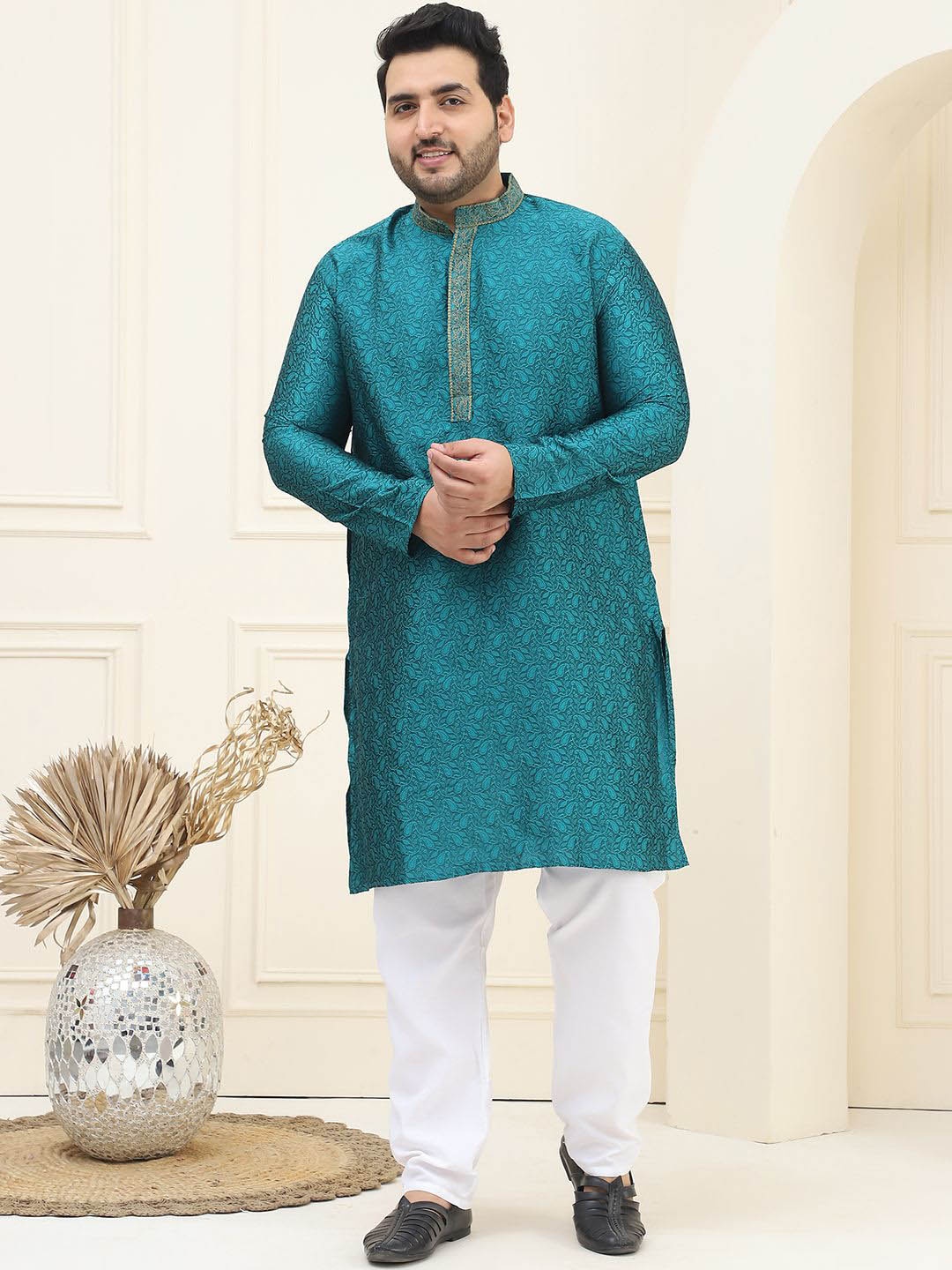 SOJANYA PLUS Floral Woven Design Mandarin Collar Regular Straight Kurta with Pyjamas, Green
SOJANYA PLUS Floral Woven Design Mandarin Collar Regular Straight Kurta with Pyjamas, Green