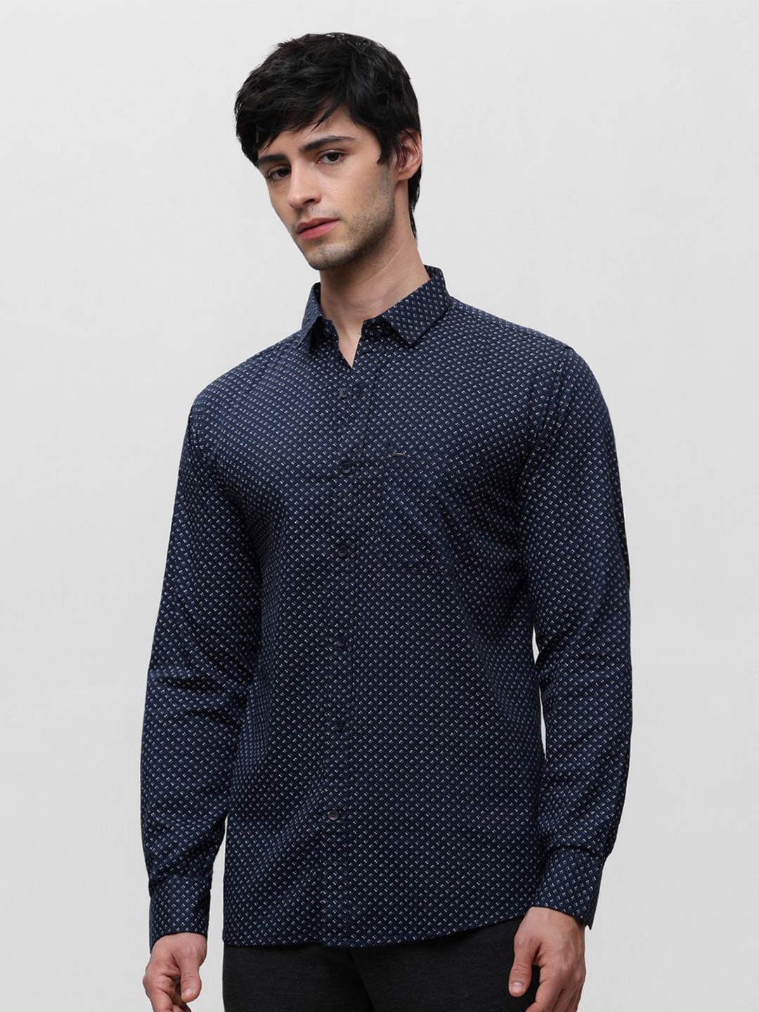 Klub Fox Men Spread Collar Micro Ditsy Printed Cotton Slim Fit Casual Shirt, Navy blue
Klub Fox Men Spread Collar Micro Ditsy Printed Cotton Slim Fit Casual Shirt, Navy blue
