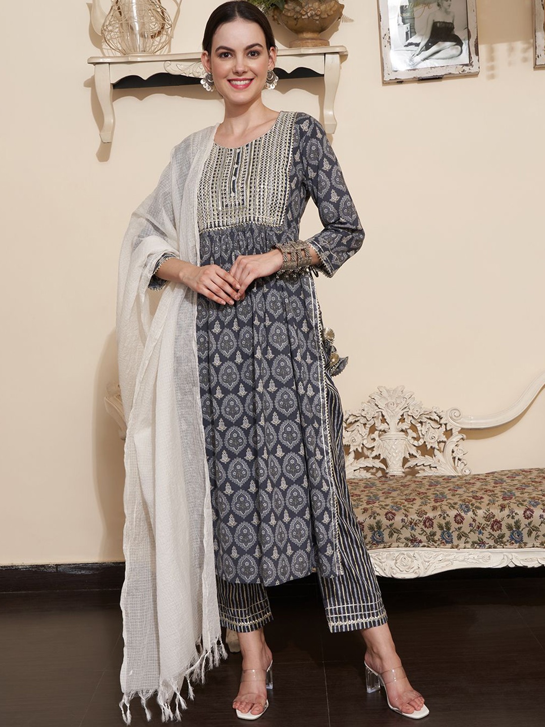 BANDIA Floral Printed Sequinned Pure Cotton Straight Kurta with Trousers & Dupatta, Grey
BANDIA Floral Printed Sequinned Pure Cotton Straight Kurta with Trousers & Dupatta, Grey