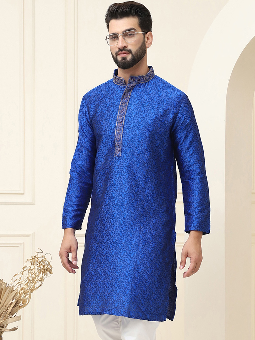 SOJANYA Ethnic Motifs Woven Design Mandarin Collar Neck Long Sleeves Silk Straight Kurta, Blue
SOJANYA Ethnic Motifs Woven Design Mandarin Collar Neck Long Sleeves Silk Straight Kurta, Blue