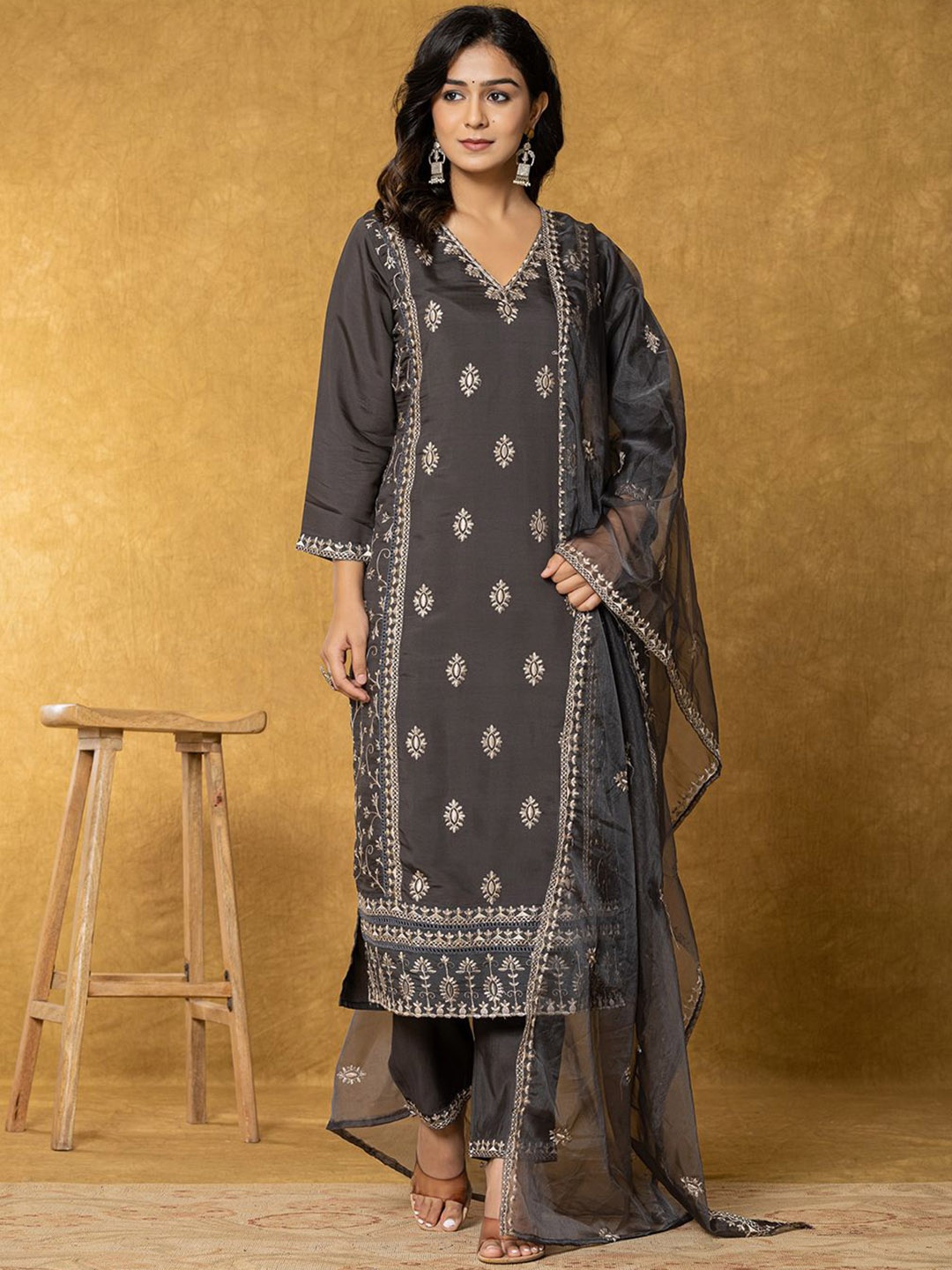 Yufta Ethnic Motifs Embroidered Regular Thread Work Kurta With Trousers & Dupatta, Grey
Yufta Ethnic Motifs Embroidered Regular Thread Work Kurta With Trousers & Dupatta, Grey