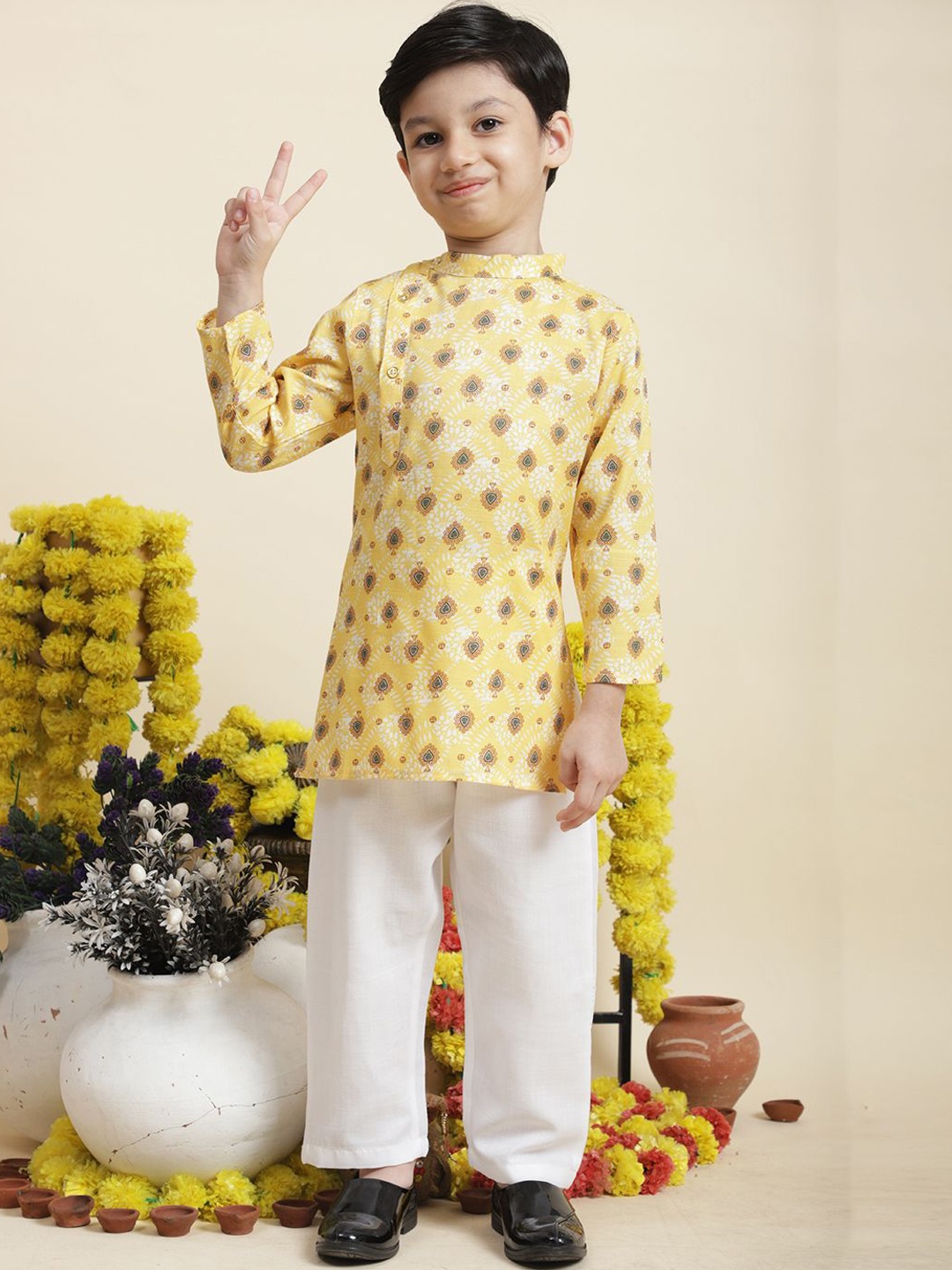 Cutiekins Boys Ethnic Motifs Printed Mandarin Collar Straight Kurta With Pyjamas, Yellow
Cutiekins Boys Ethnic Motifs Printed Mandarin Collar Straight Kurta With Pyjamas, Yellow