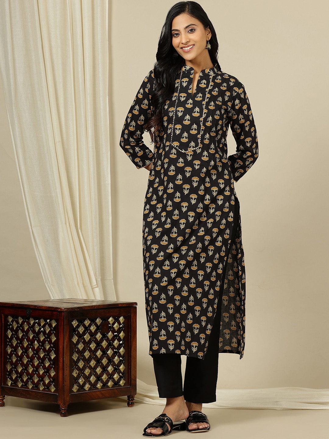 MASSTANI BY INDDUS Ethnic Motifs Printed Mandarin Collar Gotta Patti Cotton Straight Kurta, Black
MASSTANI BY INDDUS Ethnic Motifs Printed Mandarin Collar Gotta Patti Cotton Straight Kurta, Black