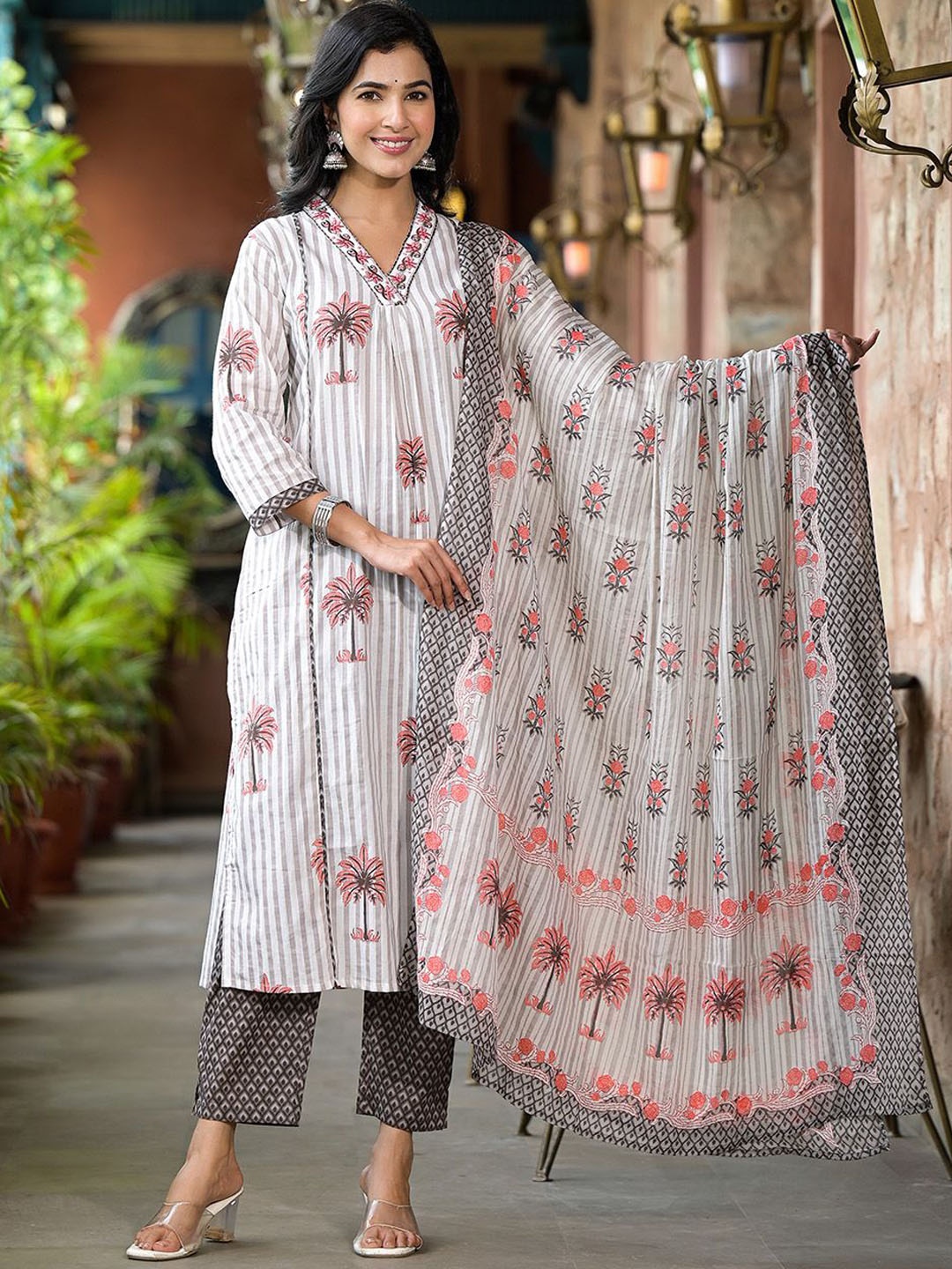 Benaaz Floral Printed Straight hread Work Pure Cotton Kurta with Trousers & Dupatta, White
Benaaz Floral Printed Straight hread Work Pure Cotton Kurta with Trousers & Dupatta, White