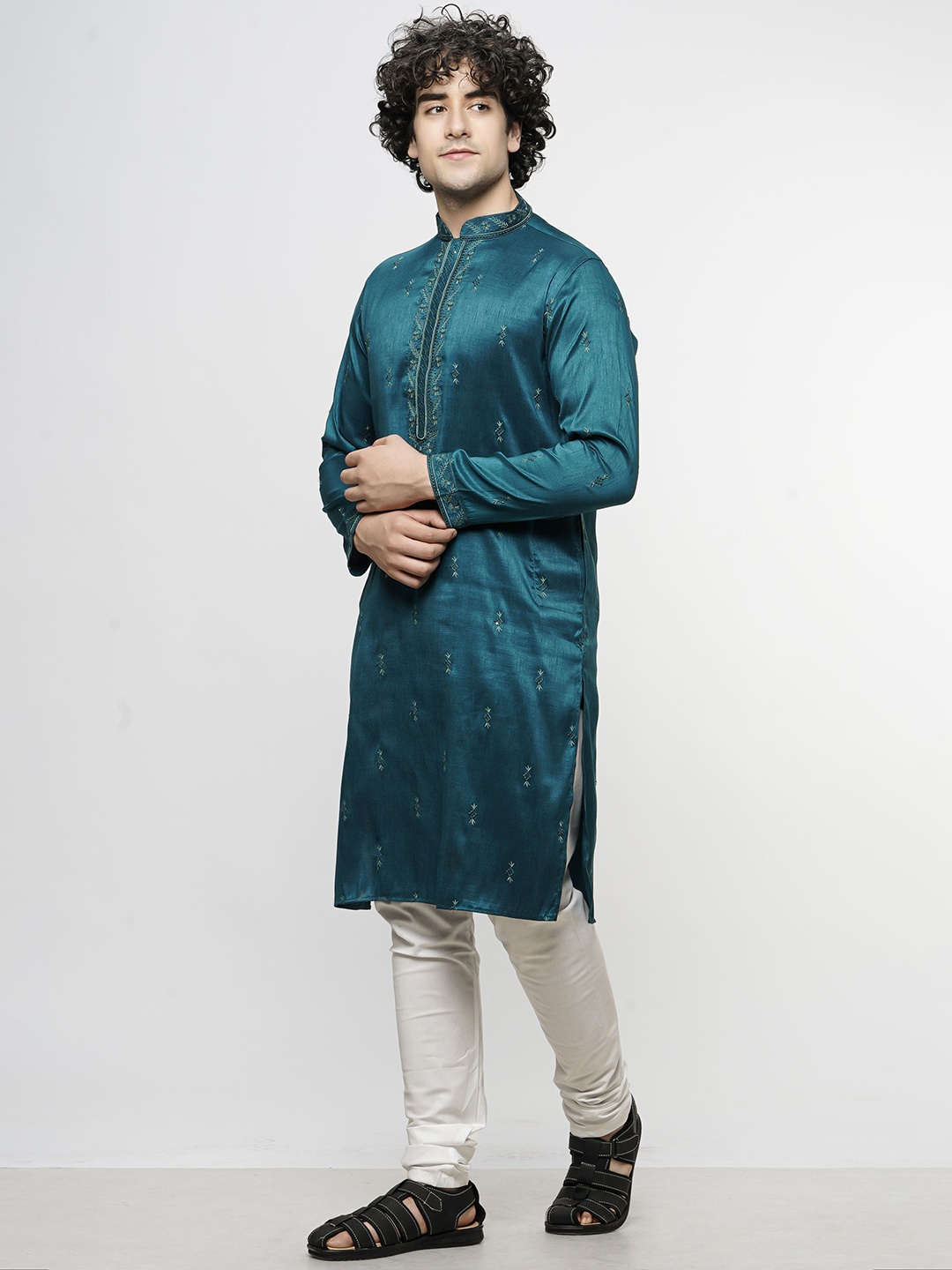 MAAHI FABS Floral Embroidered Mandarin Collar Sequinned Straight Kurta With Churidar, Green
MAAHI FABS Floral Embroidered Mandarin Collar Sequinned Straight Kurta With Churidar, Green