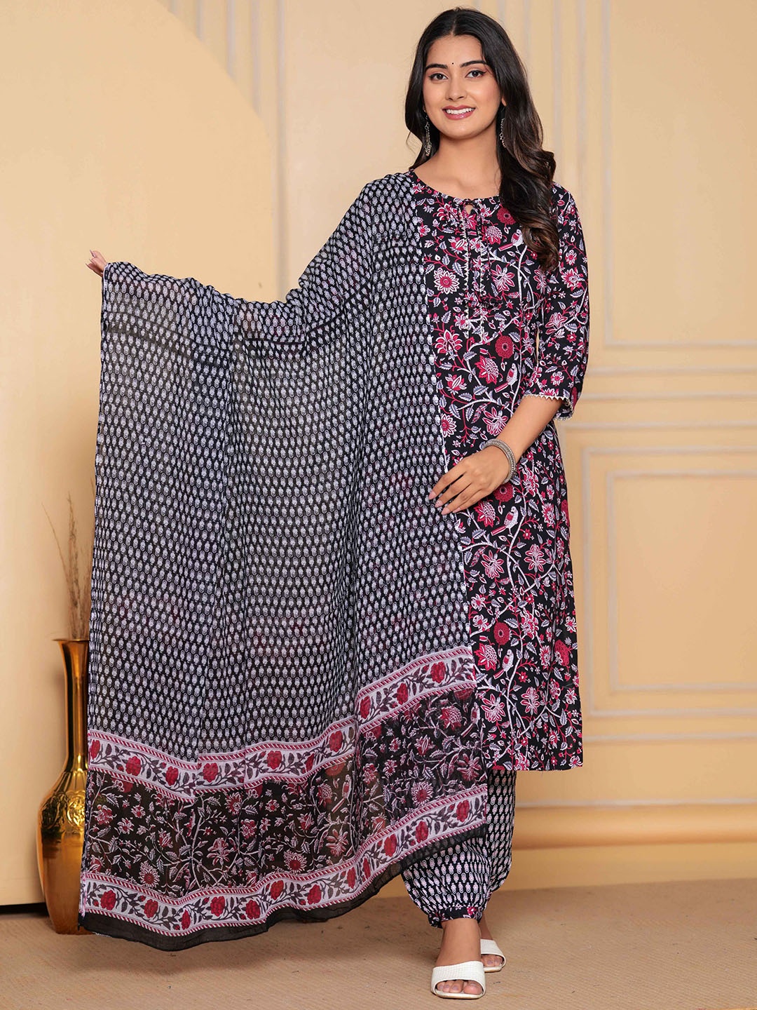 YUSRA Floral Printed Gotta Patti Tie-Up Neck Straight Kurta with Trousers & Dupatta, Black
YUSRA Floral Printed Gotta Patti Tie-Up Neck Straight Kurta with Trousers & Dupatta, Black