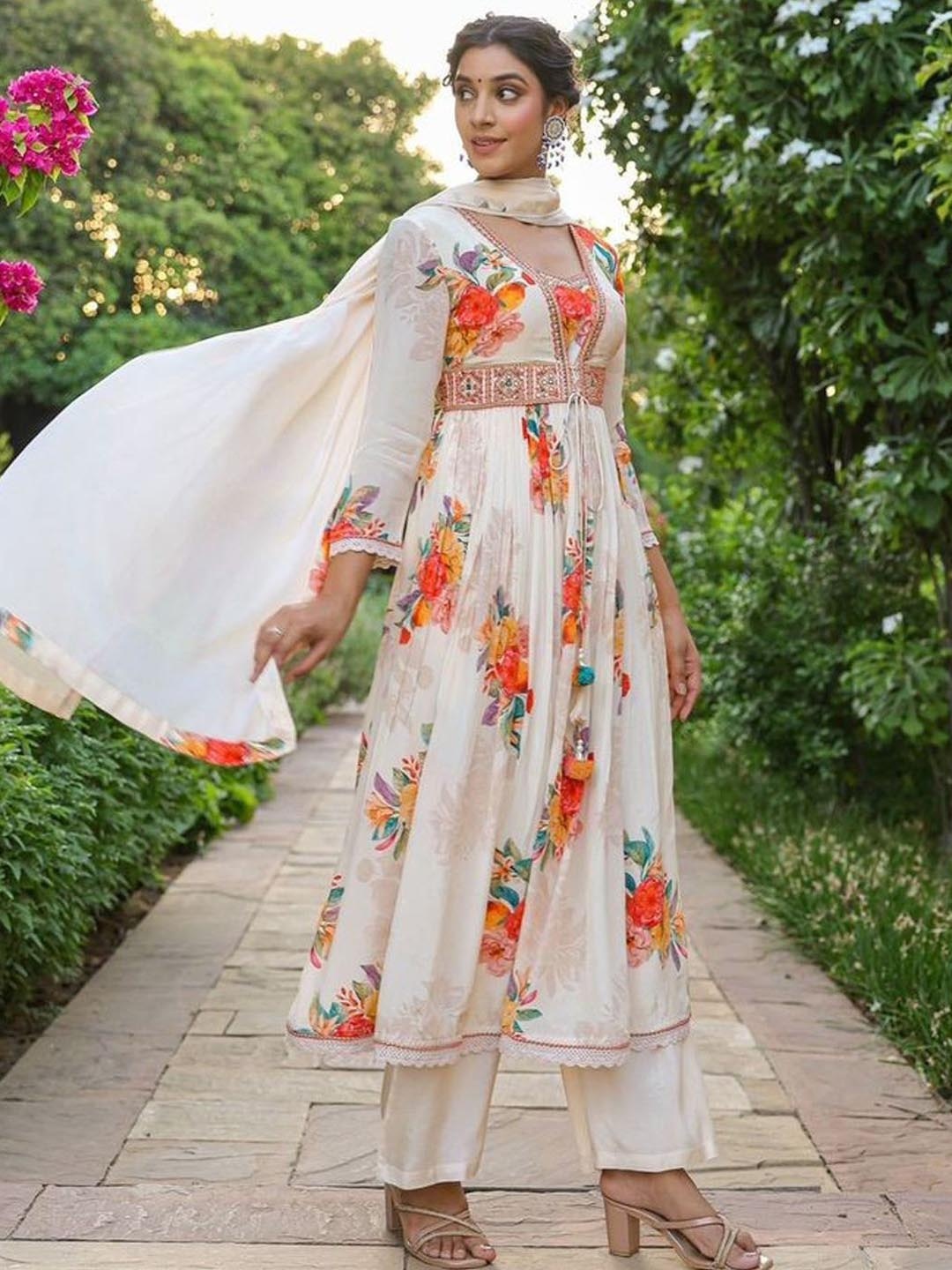 VredeVogel Floral Printed V-Neck Regular Thread Work Kurta With Trousers & Dupatta, White
VredeVogel Floral Printed V-Neck Regular Thread Work Kurta With Trousers & Dupatta, White