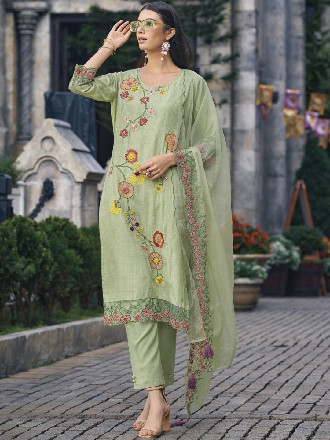 AUTUMN LANE Floral Embroidered Pure Cotton Straight Kurta with Trousers & Dupatta, Green
AUTUMN LANE Floral Embroidered Pure Cotton Straight Kurta with Trousers & Dupatta, Green