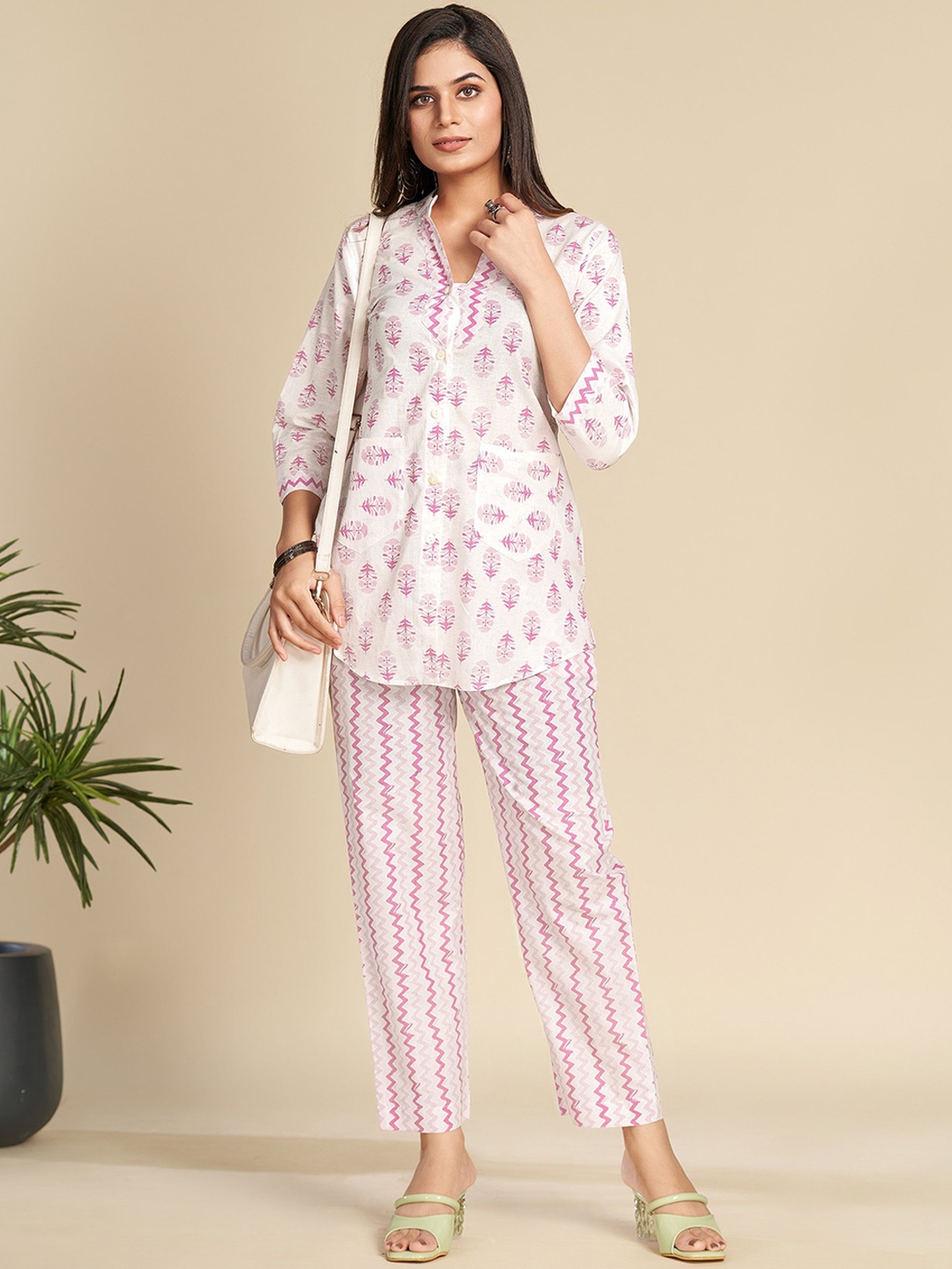 GULABOSITABO Floral Printed Three-Quarter Sleeves Pure Cotton Top & Trouser, White
GULABOSITABO Floral Printed Three-Quarter Sleeves Pure Cotton Top & Trouser, White