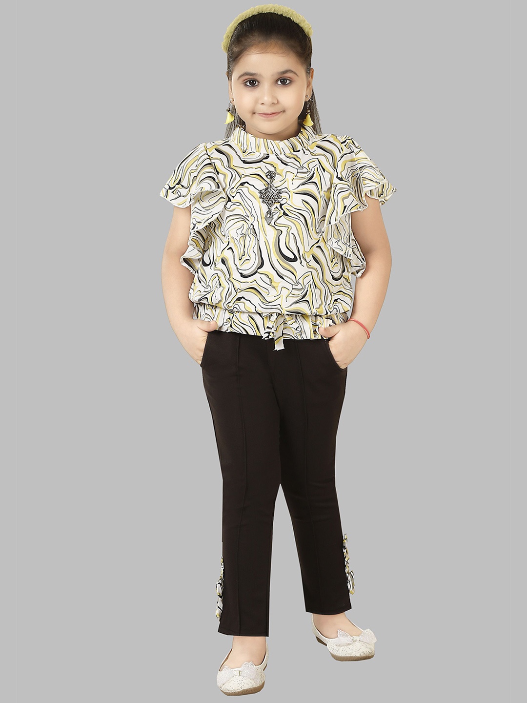CELEBRITY CLUB Girls Abstract Printed High Neck Short Sleeves Cotton Blend Top & Trousers, Yellow
CELEBRITY CLUB Girls Abstract Printed High Neck Short Sleeves Cotton Blend Top & Trousers, Yellow