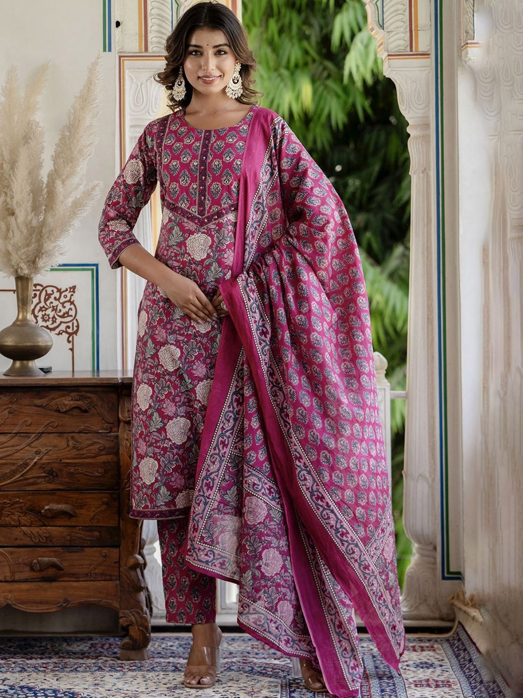 Kohsh Women Floral Printed Regular Pure Cotton Kurta with Trousers & With Dupatta, Pink
Kohsh Women Floral Printed Regular Pure Cotton Kurta with Trousers & With Dupatta, Pink