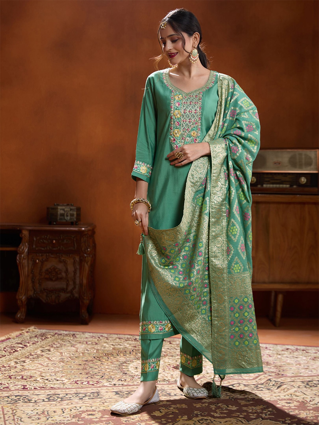 WOMEN PLUS Women Floral Embroidered Regular Thread Work Kurta with Trousers & With Dupatta, Green
WOMEN PLUS Women Floral Embroidered Regular Thread Work Kurta with Trousers & With Dupatta, Green