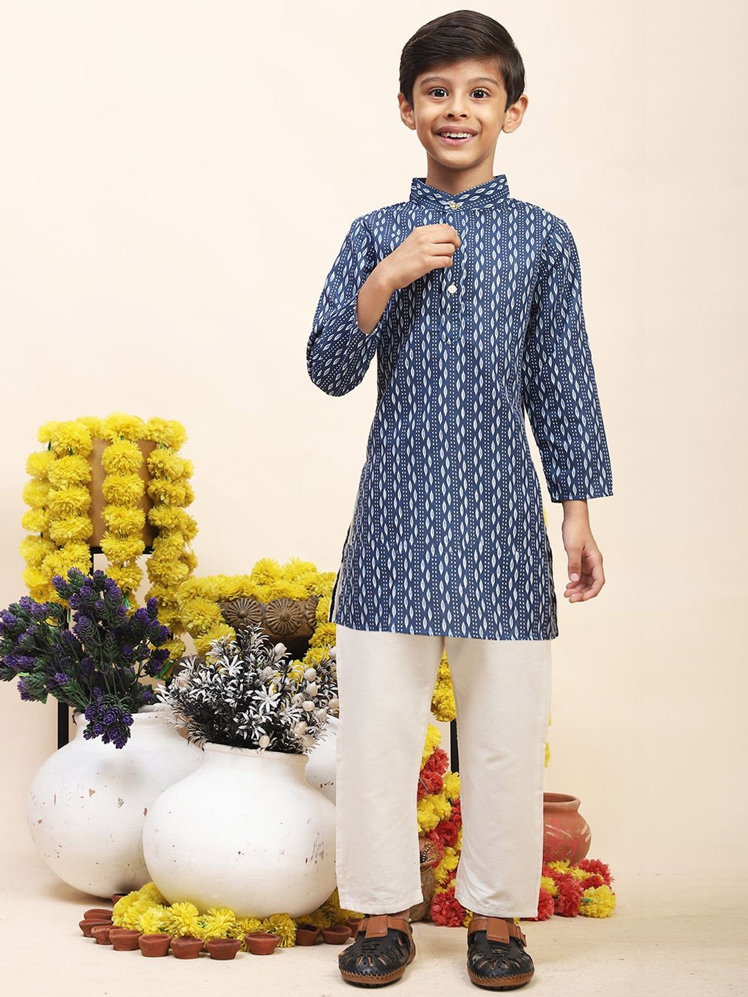 Cutiekins Boys Geometric Printed Mandarin Collar Straight Kurta With Trousers, Navy blue
Cutiekins Boys Geometric Printed Mandarin Collar Straight Kurta With Trousers, Navy blue
