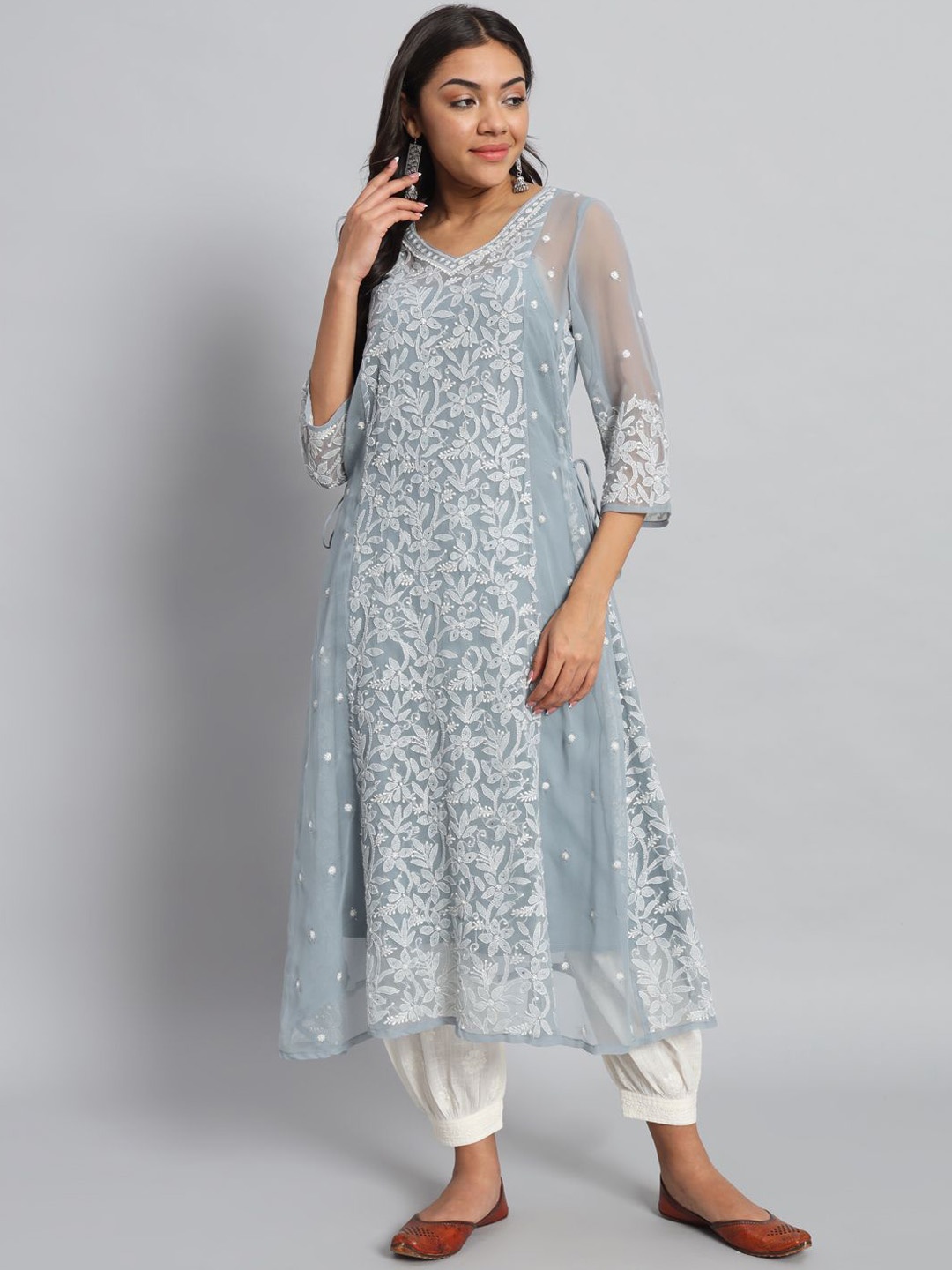 akheri Women Geometric Embroidered Cold-Shoulder Sleeves Chikankari Georgette Anarkali Kurta, Grey
akheri Women Geometric Embroidered Cold-Shoulder Sleeves Chikankari Georgette Anarkali Kurta, Grey