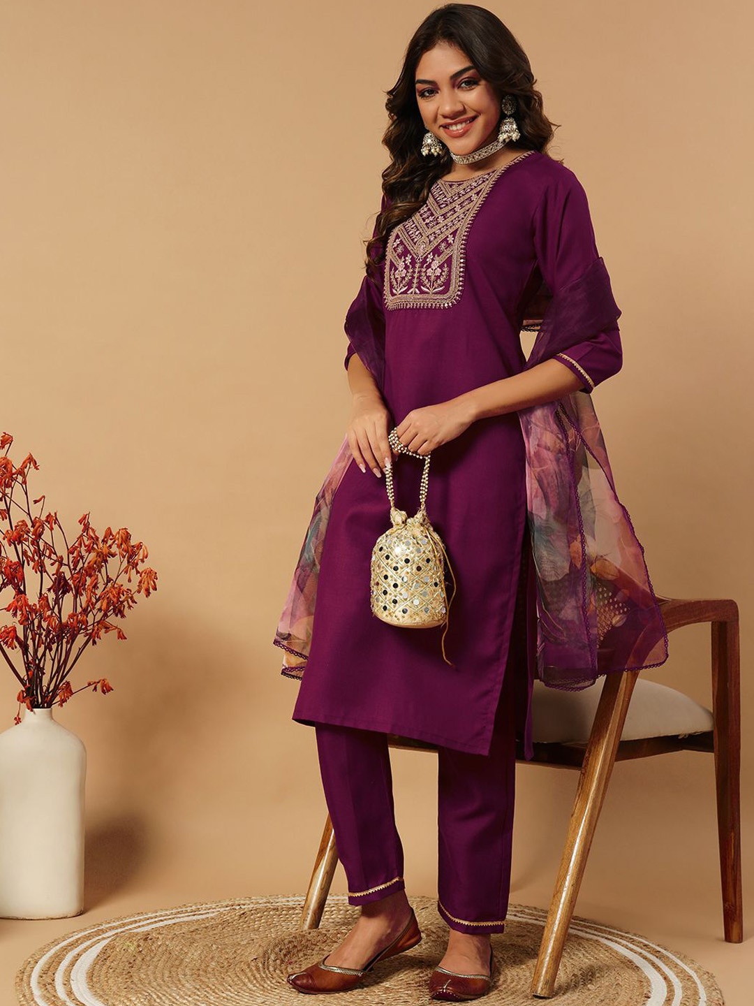 VredeVogel Floral Yoke Design Regular Sequinned Kurta With Trousers & Dupatta, Purple
VredeVogel Floral Yoke Design Regular Sequinned Kurta With Trousers & Dupatta, Purple